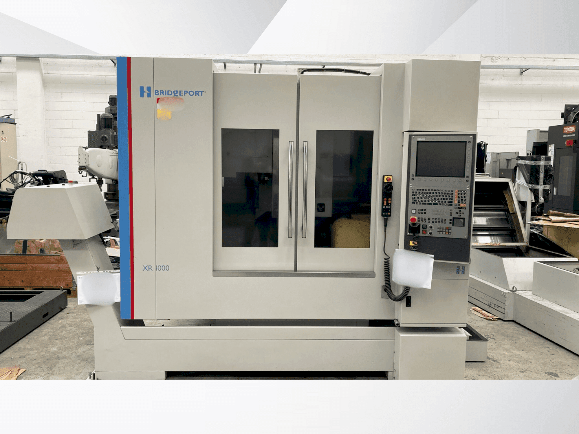 Čelní pohled  na Bridgeport XR 1000  stroj