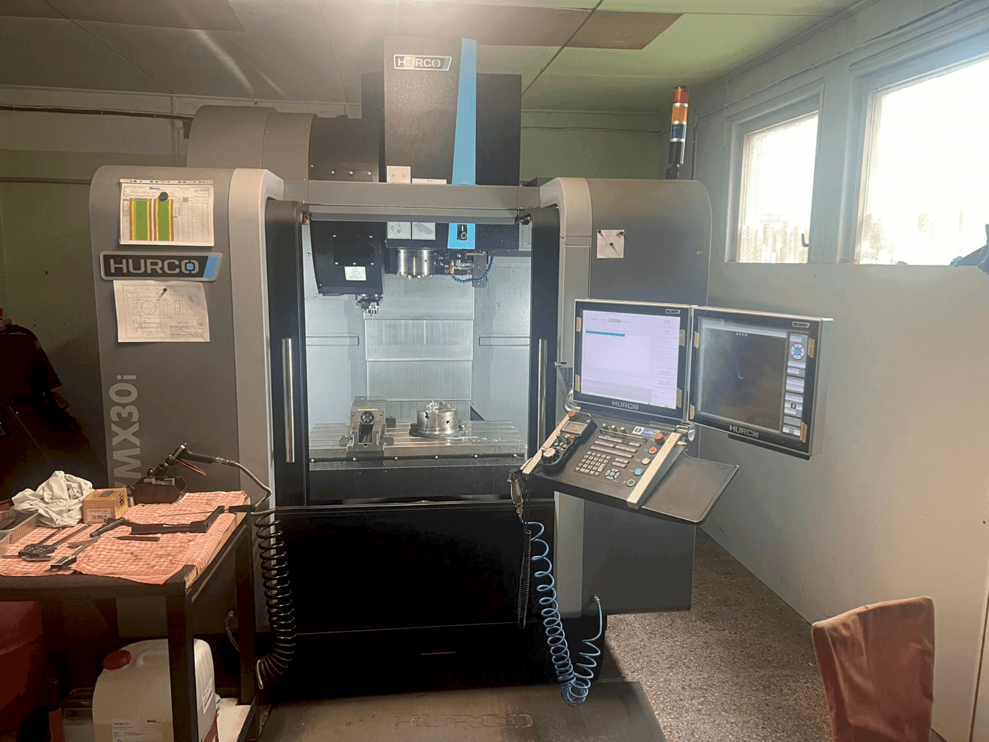 Čelní pohled  na Hurco VMX30i  stroj