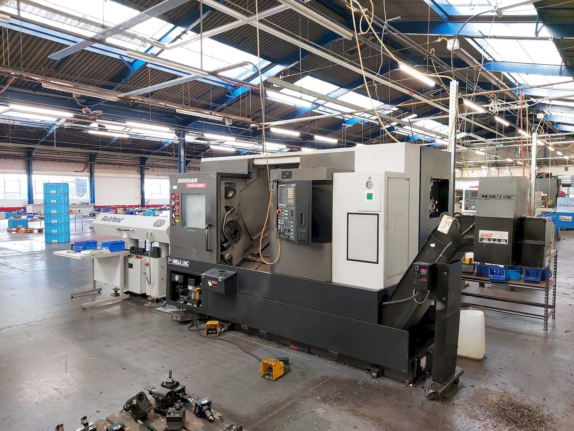 Čelní pohled  na Doosan Puma 2600Y  stroj