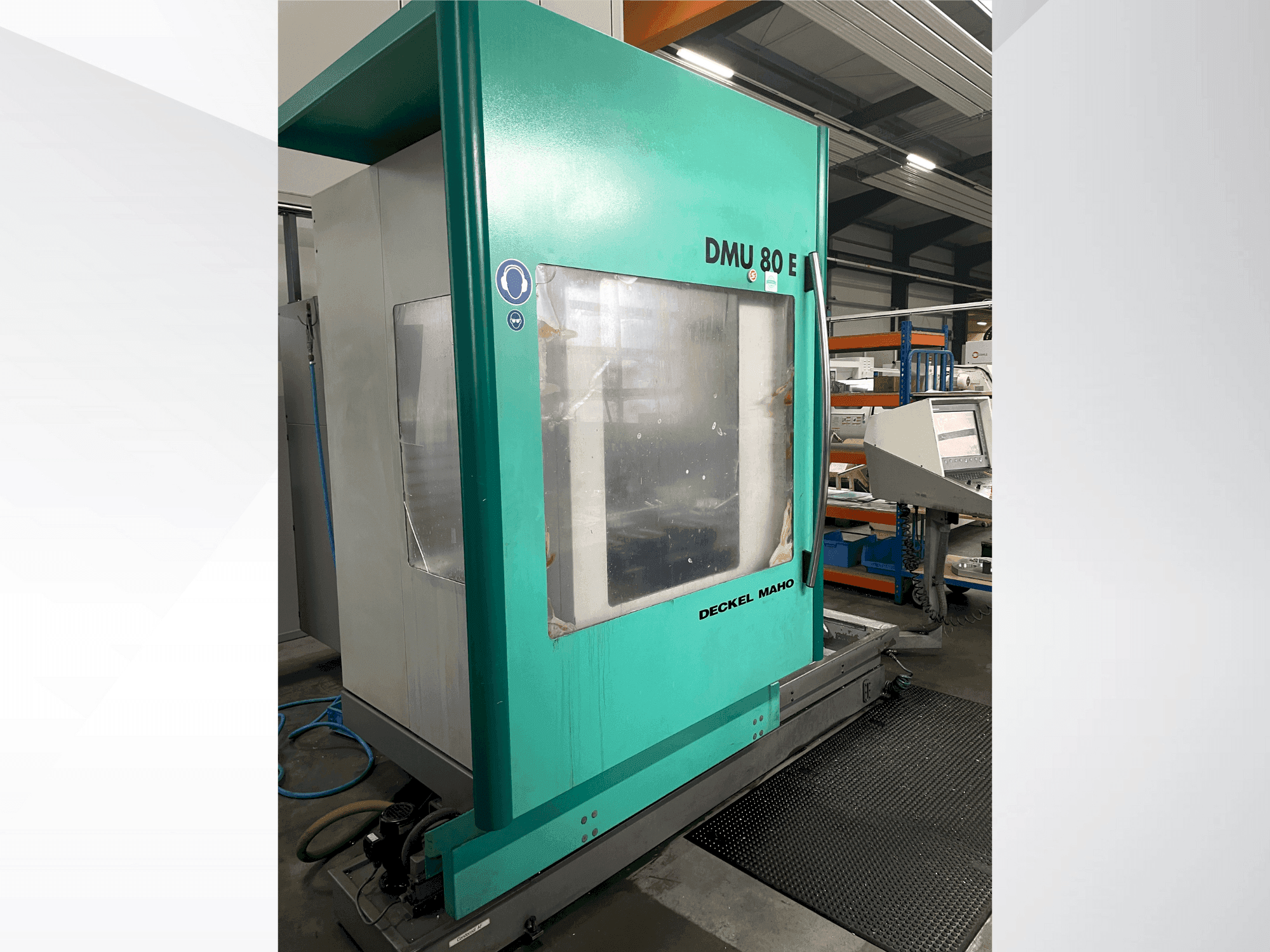 Čelní pohled  na DECKEL DMU 80 E  stroj