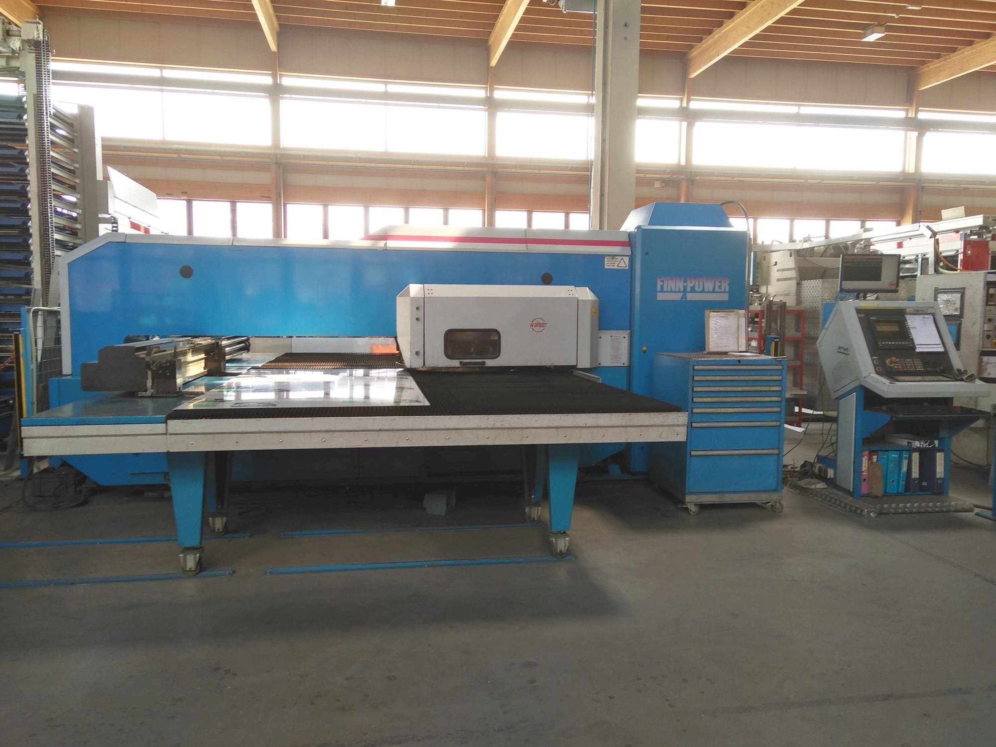 Čelní pohled  na Finn-Power A5-20SB  stroj