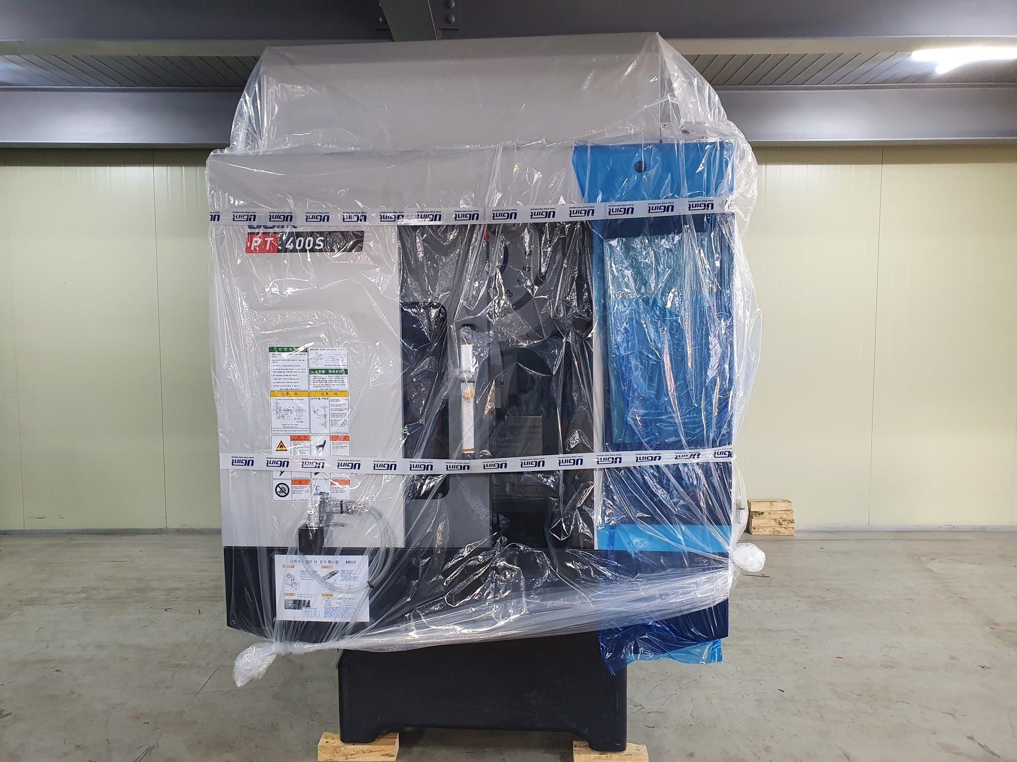 Čelní pohled  na UGINT PT400S  stroj