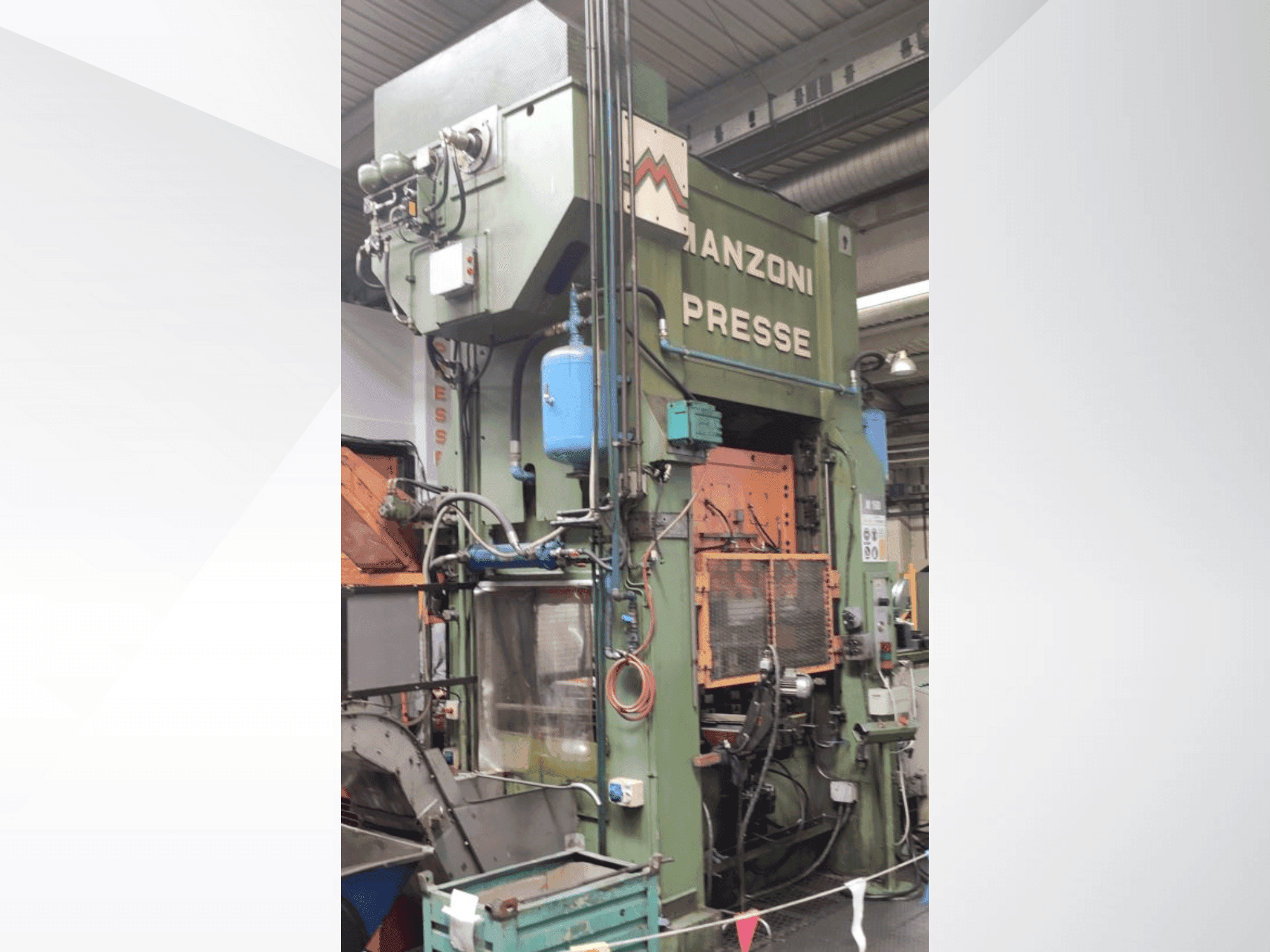 Čelní pohled  na RAVNE PRESSES Manzoni 160  stroj