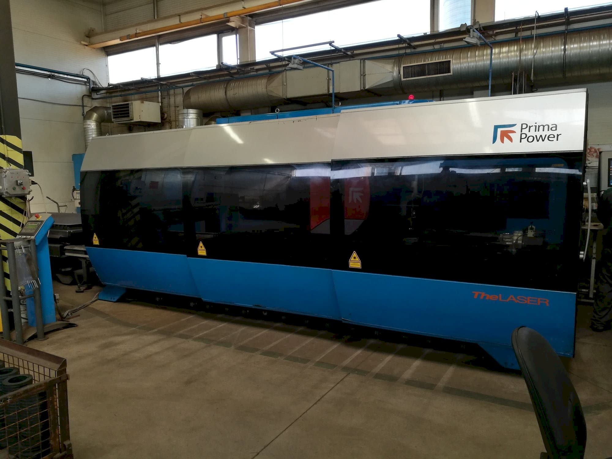 Čelní pohled  na Prima Power Zaphiro  stroj