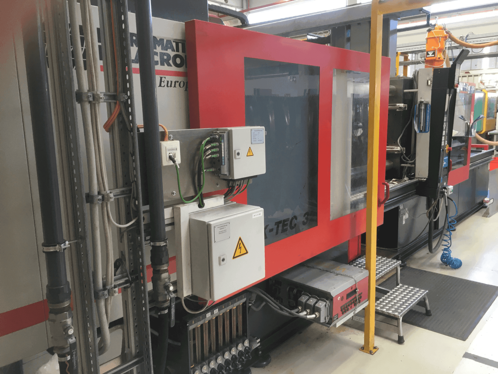 Čelní pohled  na FERROMATIK K-TEC 320 S  stroj