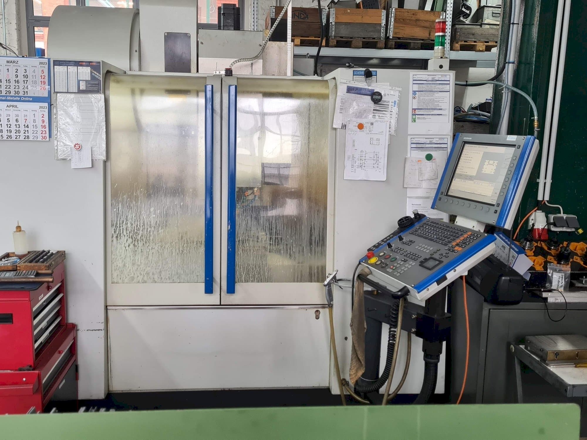 Čelní pohled  na MIKRON VCE600 Pro  stroj