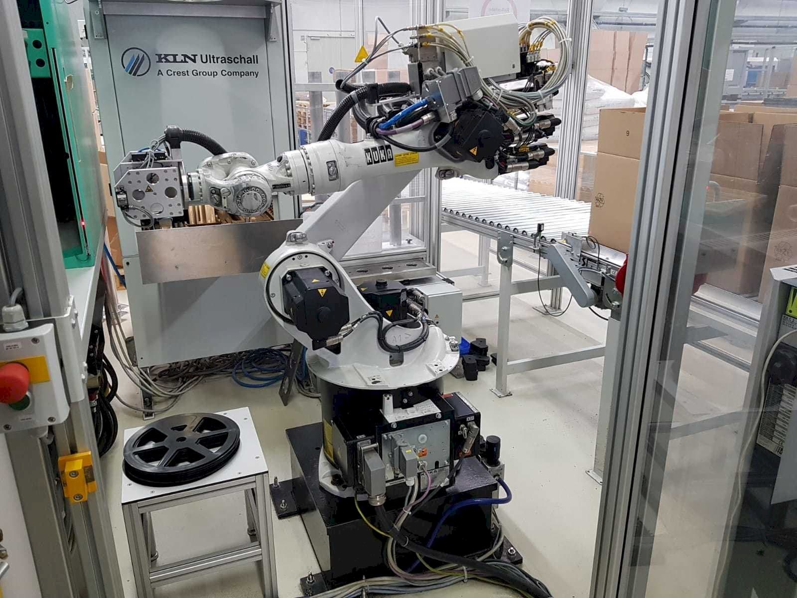 Čelní pohled  na KUKA KR 16  stroj