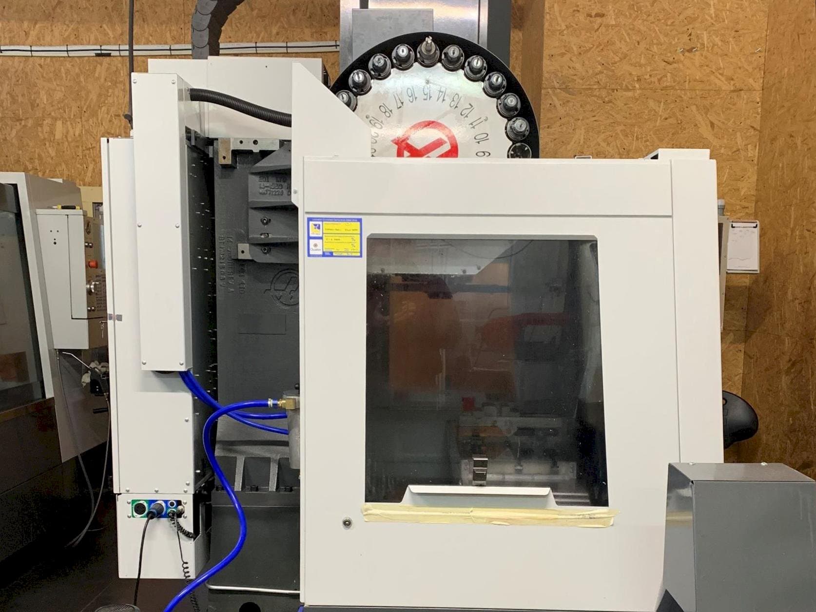 Čelní pohled  na HAAS VF-2EU  stroj