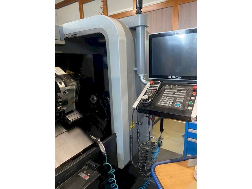 Čelní pohled  na Hurco TM8i  stroj