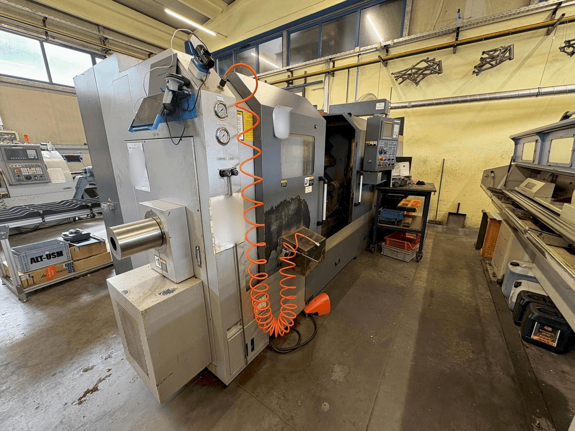 Čelní pohled  na Leadwell T7-M  stroj