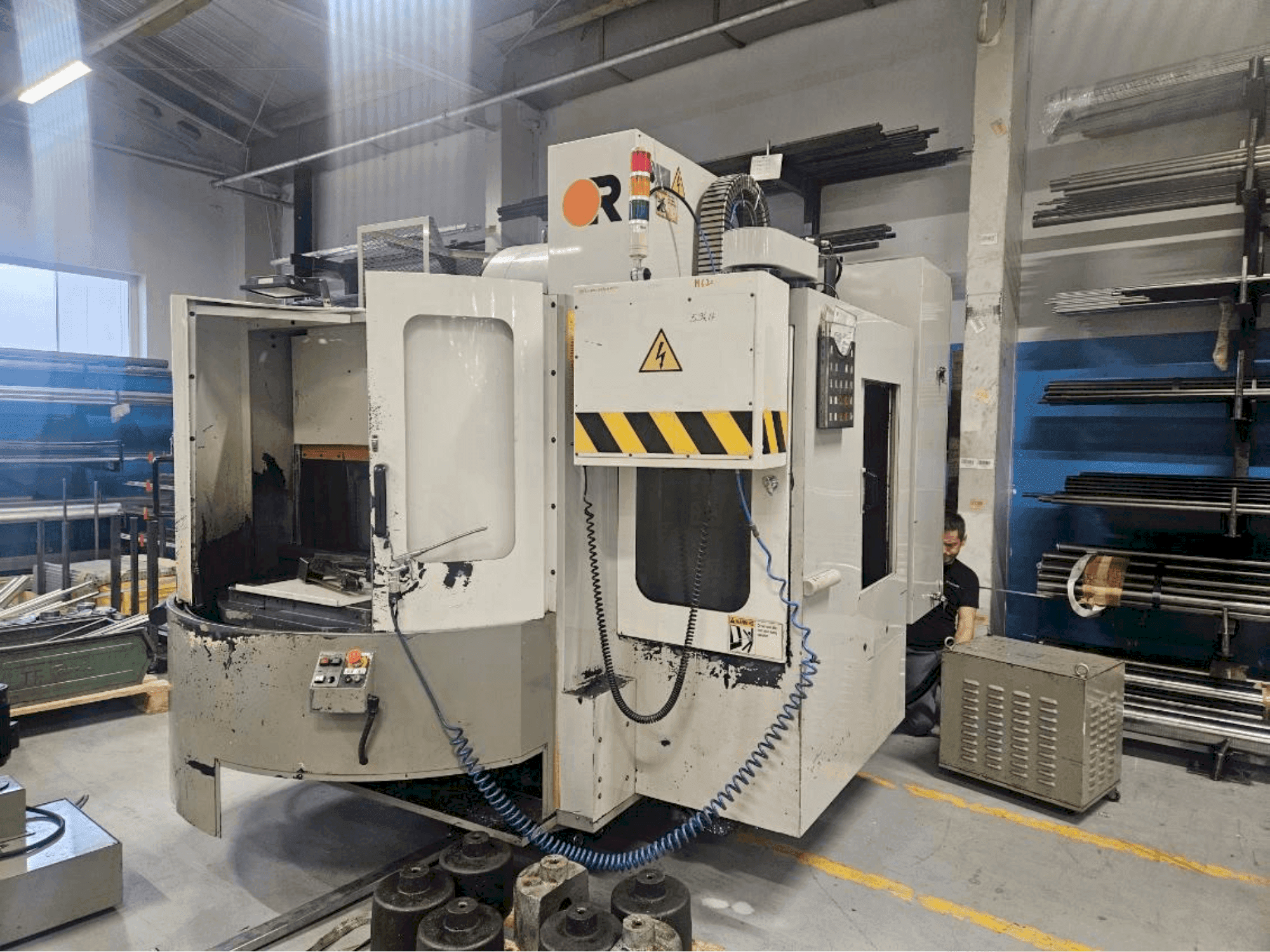 Čelní pohled  na Victor Vcenter 70 - APC  stroj