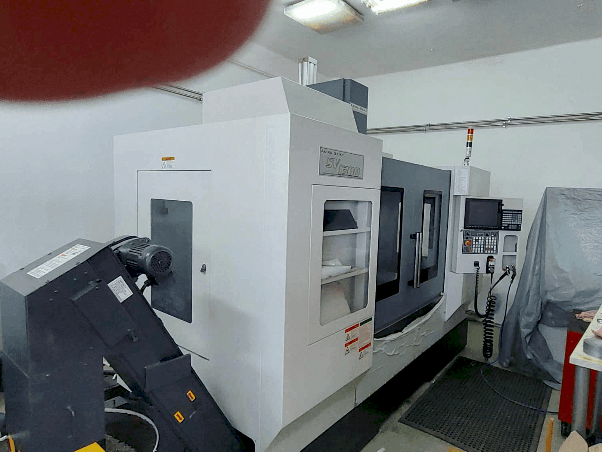Čelní pohled  na Akira Seiki SVI300  stroj