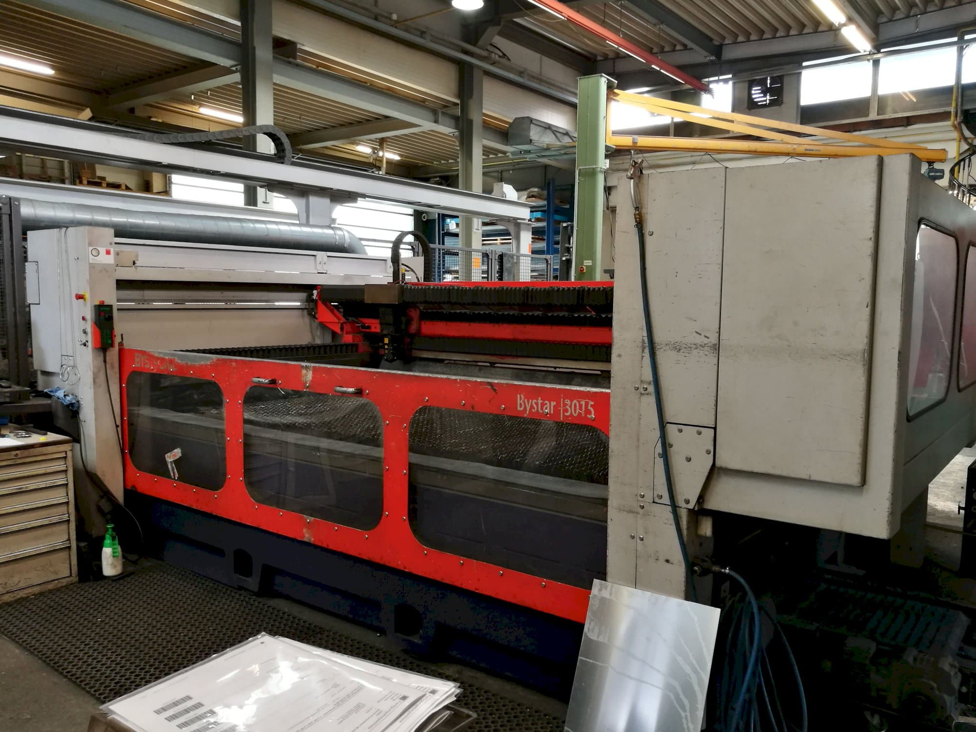 Pravý pohled  na Bystronic Bystar 3015 stroj