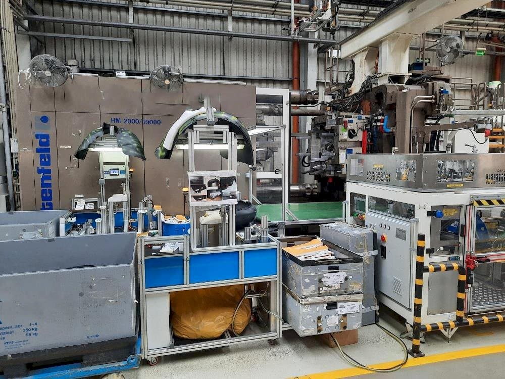 Čelní pohled  na Battenfeld HM2000/19000  stroj