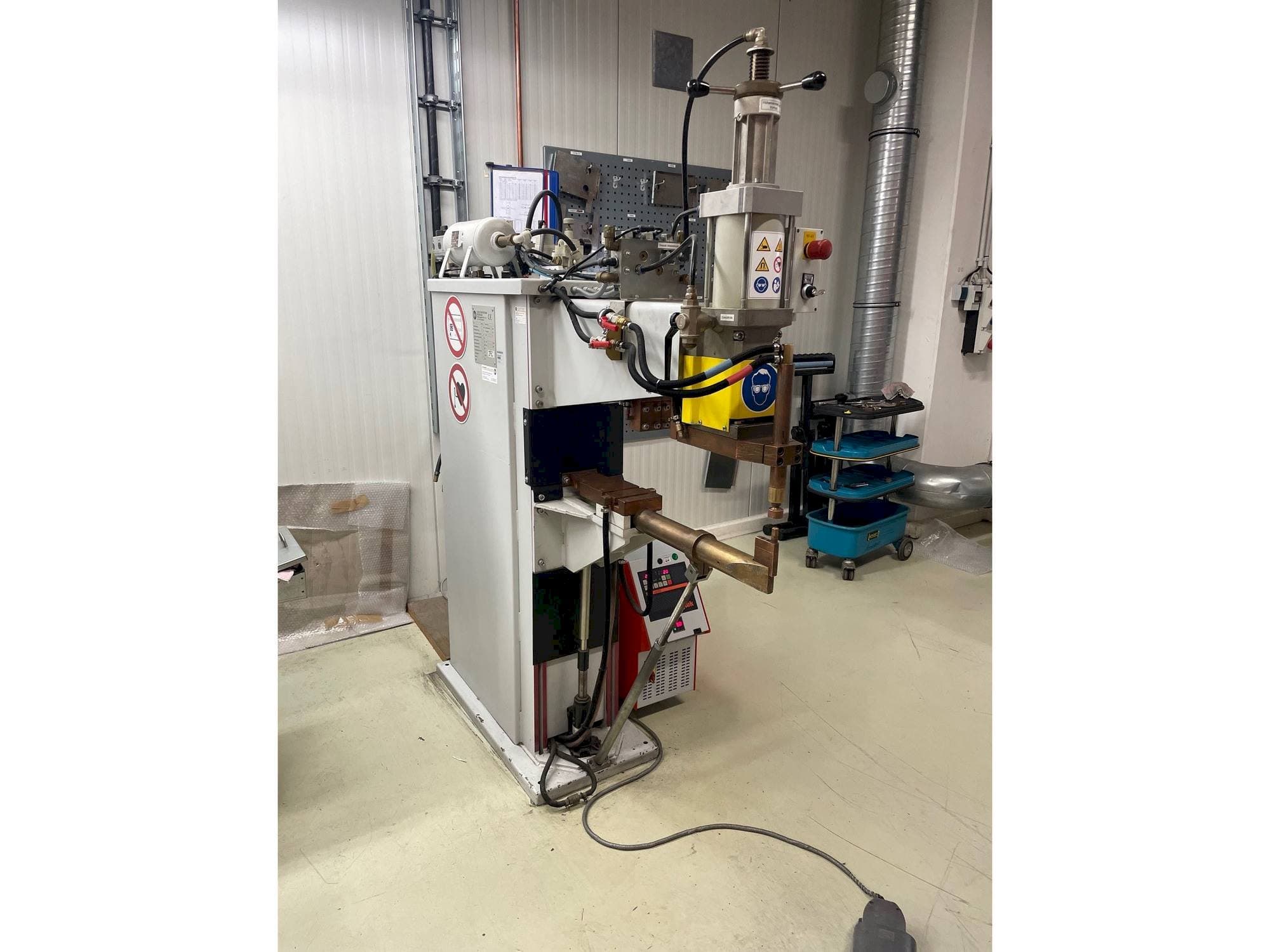 Čelní pohled  na ESD 8212 S  stroj