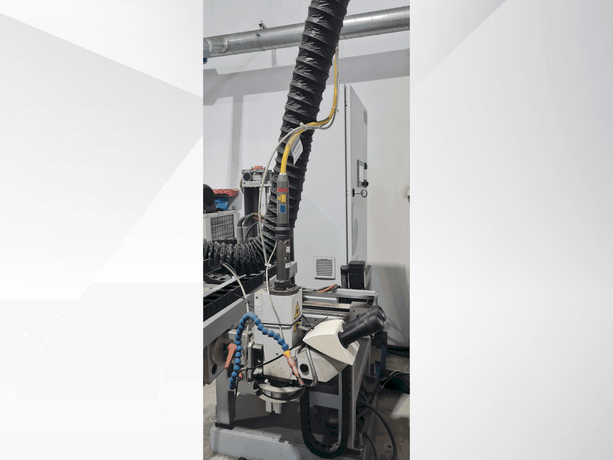 Čelní pohled  na TRUMPF TRUPULSE 304  stroj