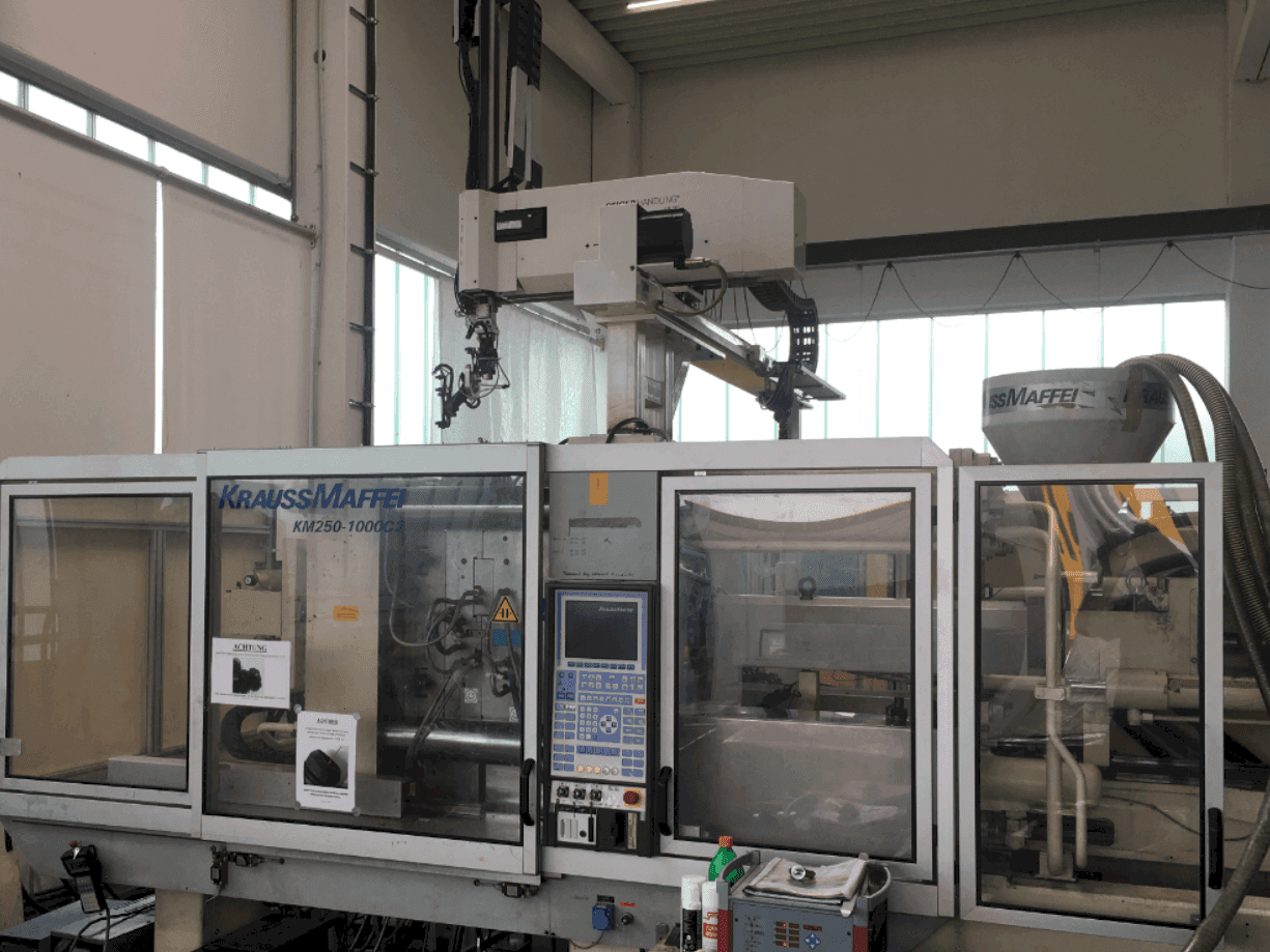 Čelní pohled  na Krauss Maffei 250-1000 C2  stroj