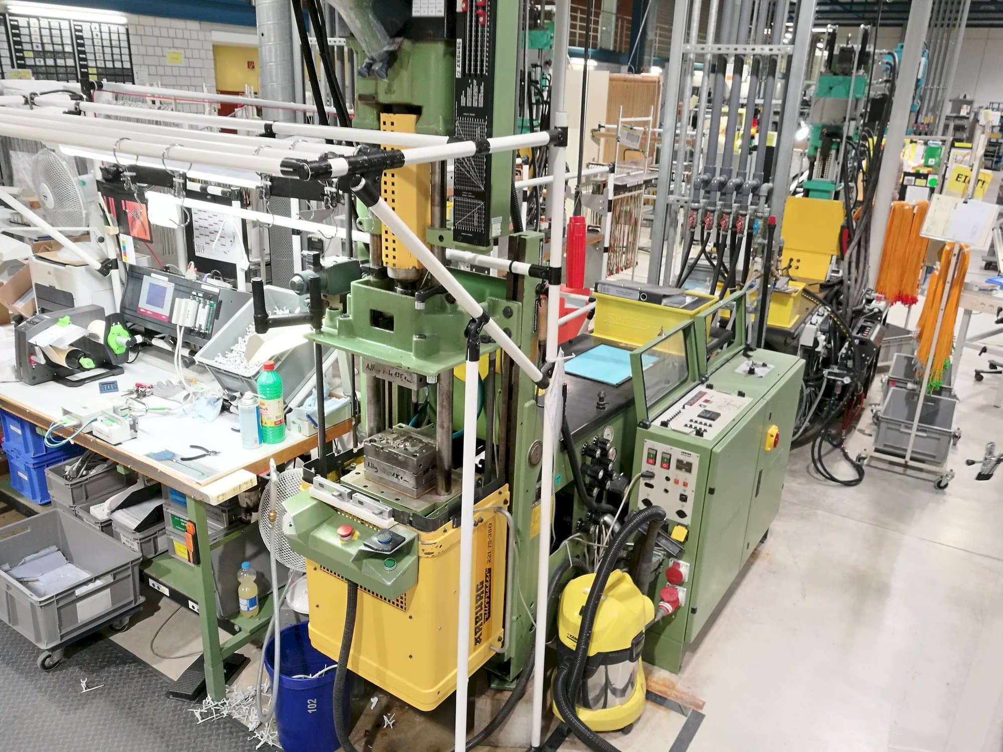 Čelní pohled  na Arburg 221-75-350  stroj