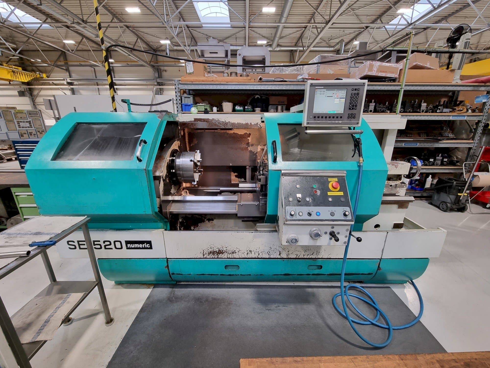 Čelní pohled  na TRENS SE 520 Numeric  stroj