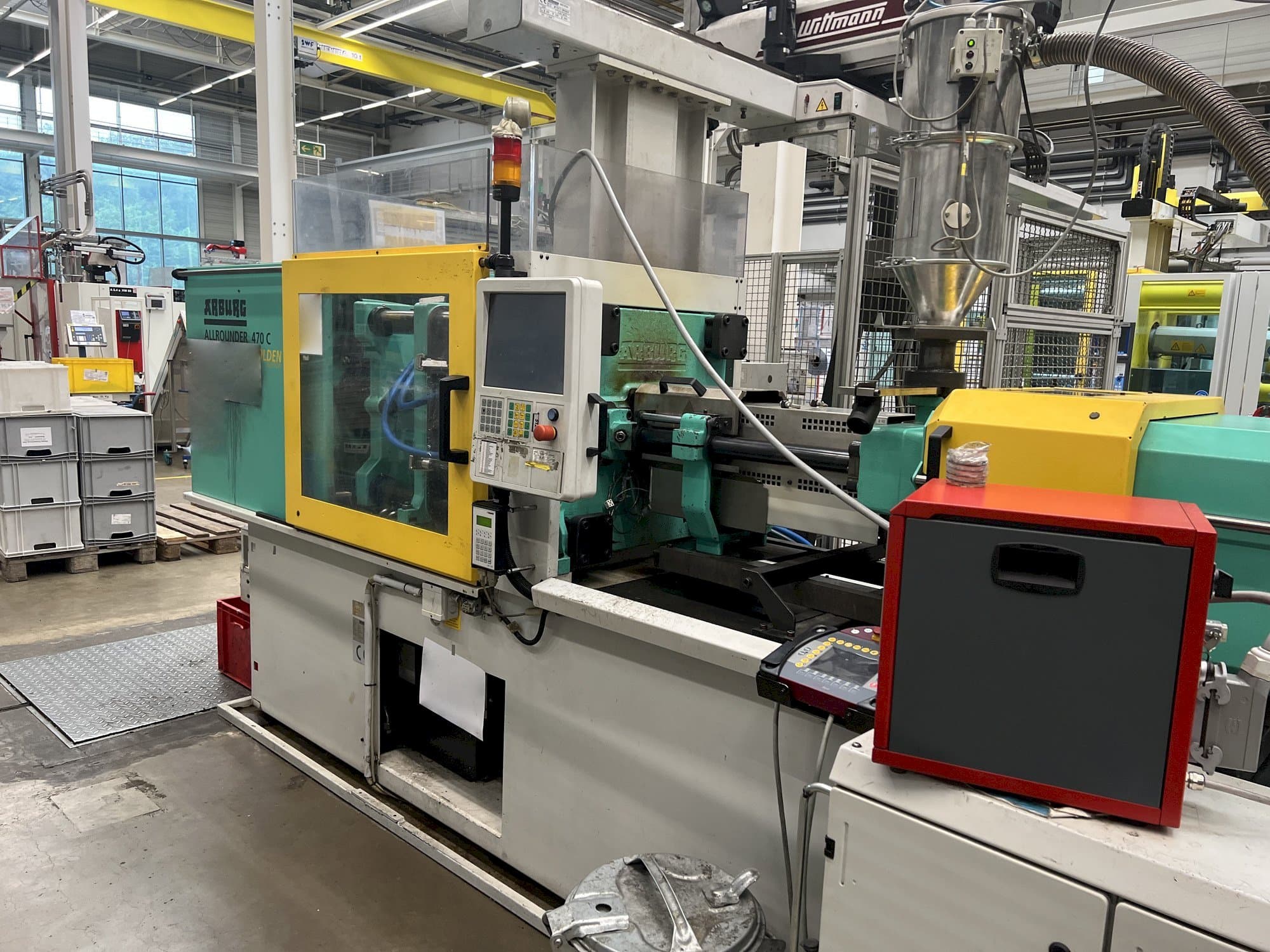 Čelní pohled  na Arburg 470C 1500 - 400  stroj