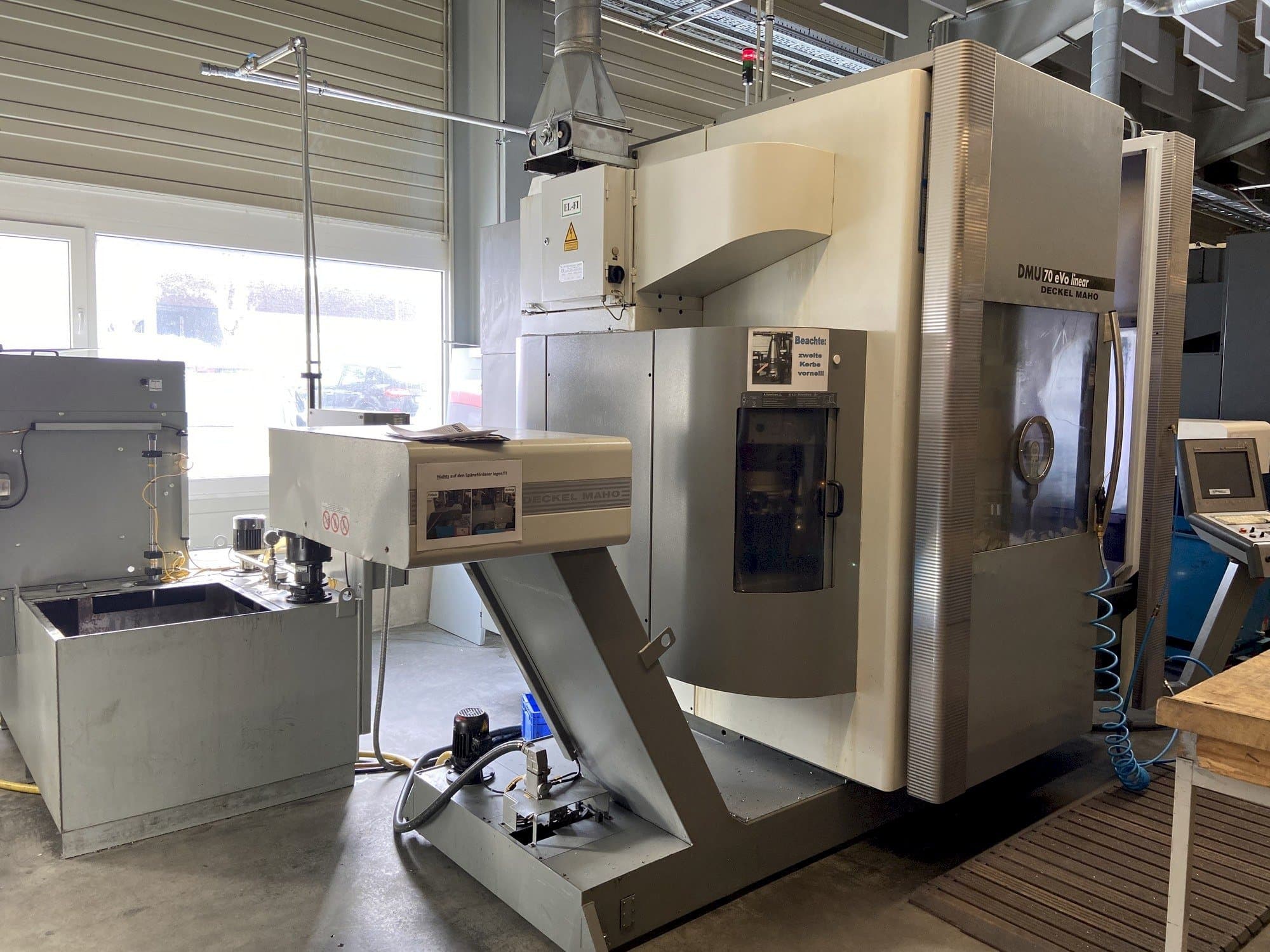 Čelní pohled  na DECKEL MAHO DMU 70 eVo linear  stroj