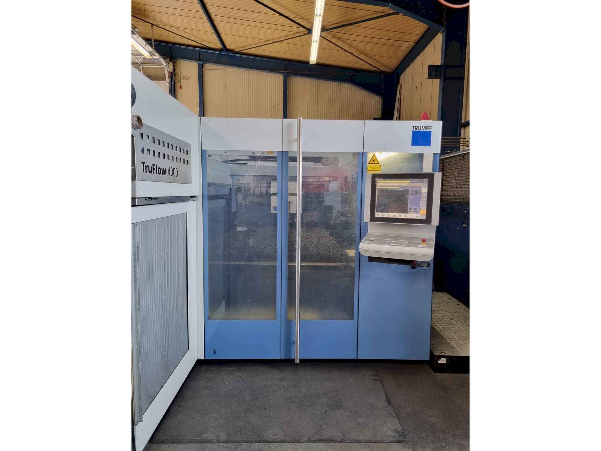 Čelní pohled  na Trumpf TruLaser 3030  stroj