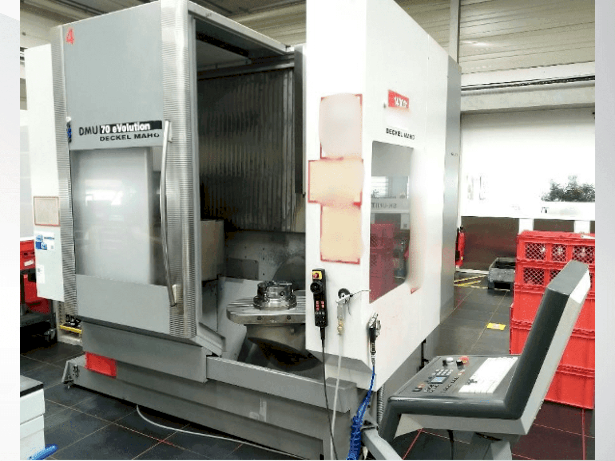 Čelní pohled  na DECKEL DMU 70 eVolution  stroj