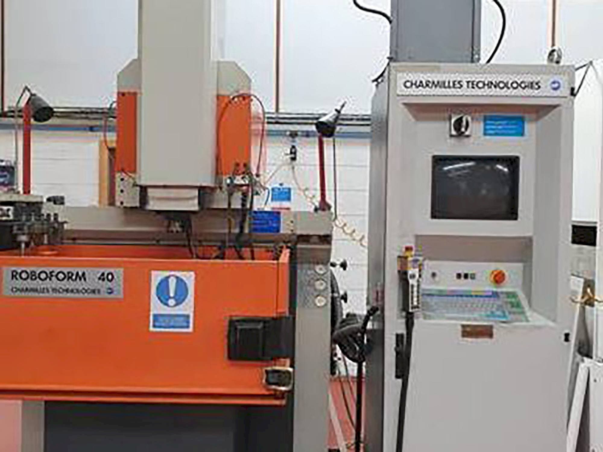 Čelní pohled  na CHARMILLES Roboform 40  stroj