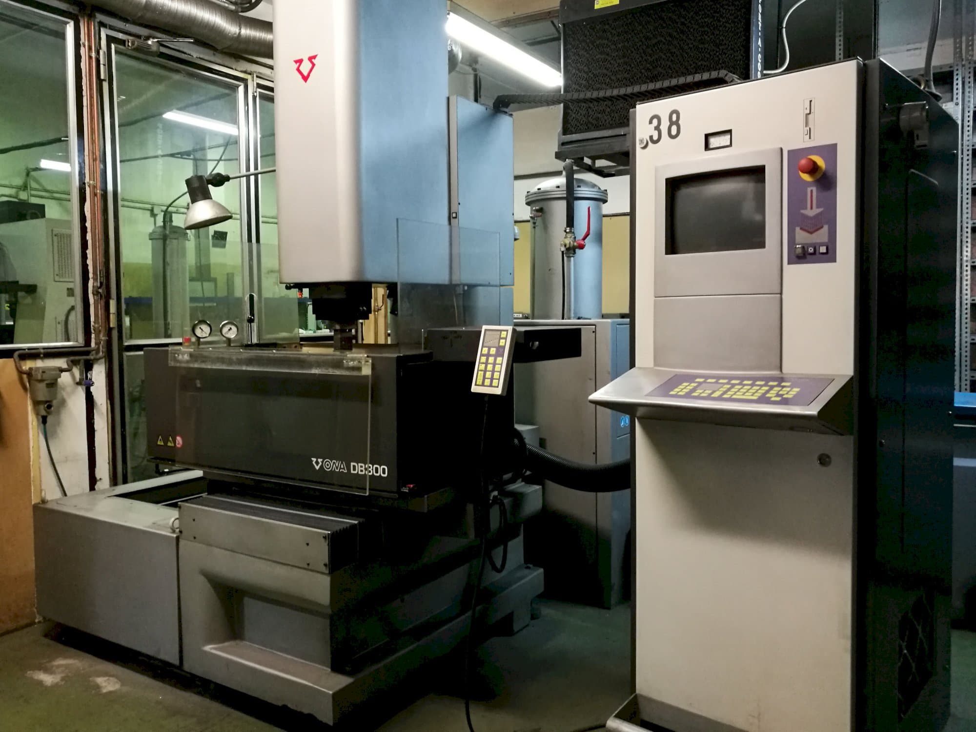 Pravý pohled  na ONA DB300 stroj