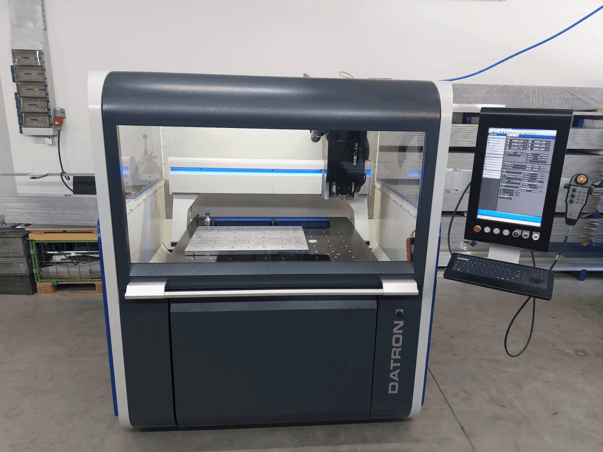 Čelní pohled  na Datron M8 Cube  stroj