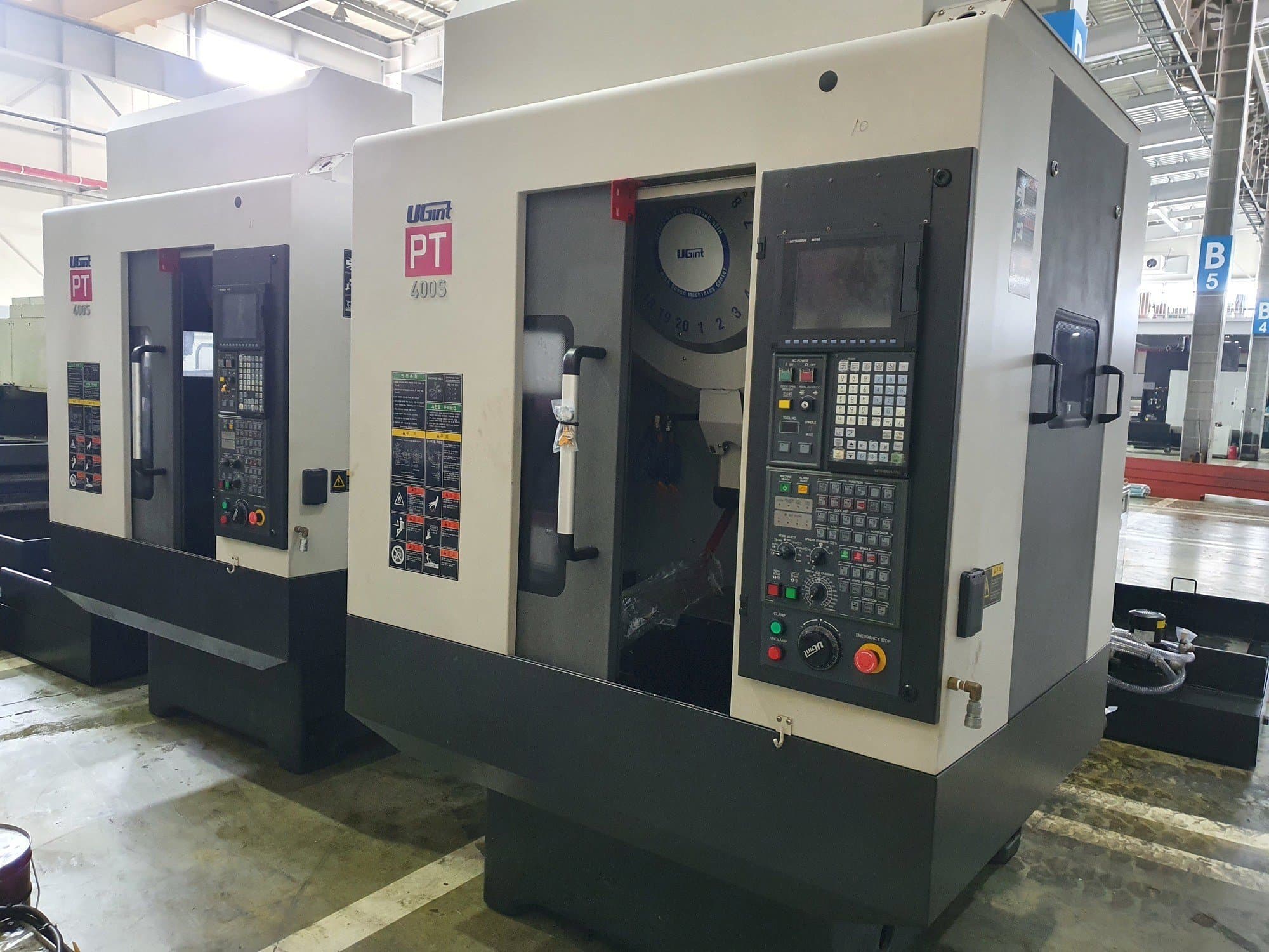 Čelní pohled  na UGINT PT400S  stroj
