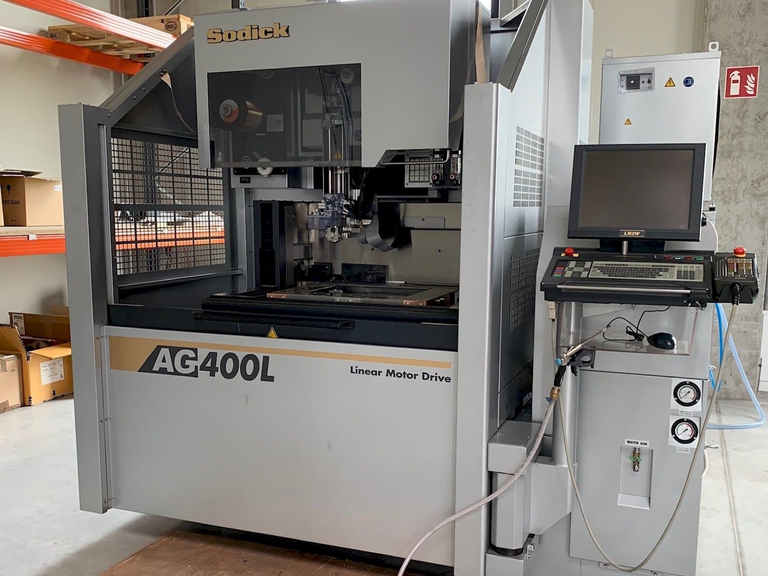 Čelní pohled  na Sodick AG400L  stroj