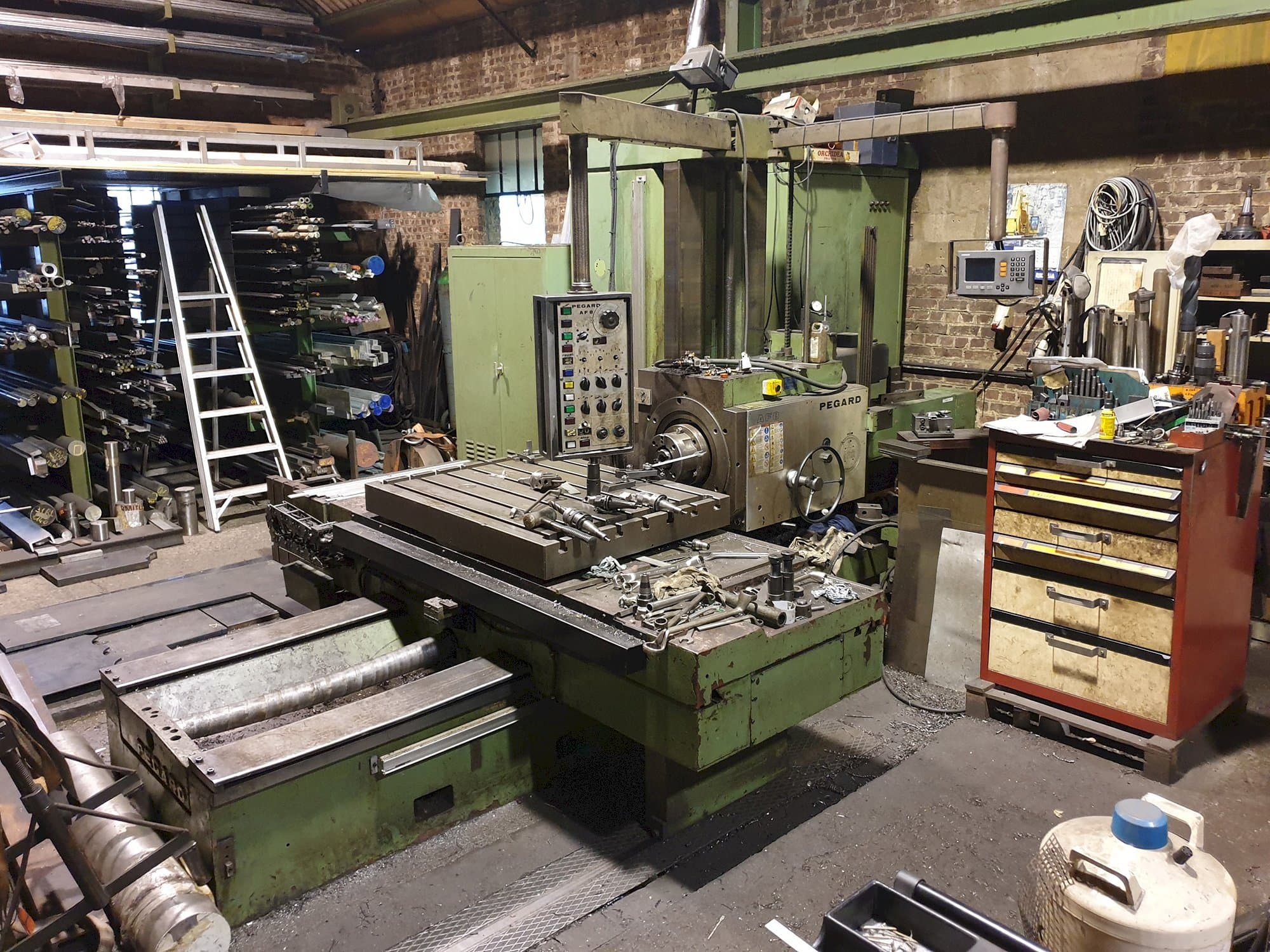 Čelní pohled  na PEGARD AF 8 stroj