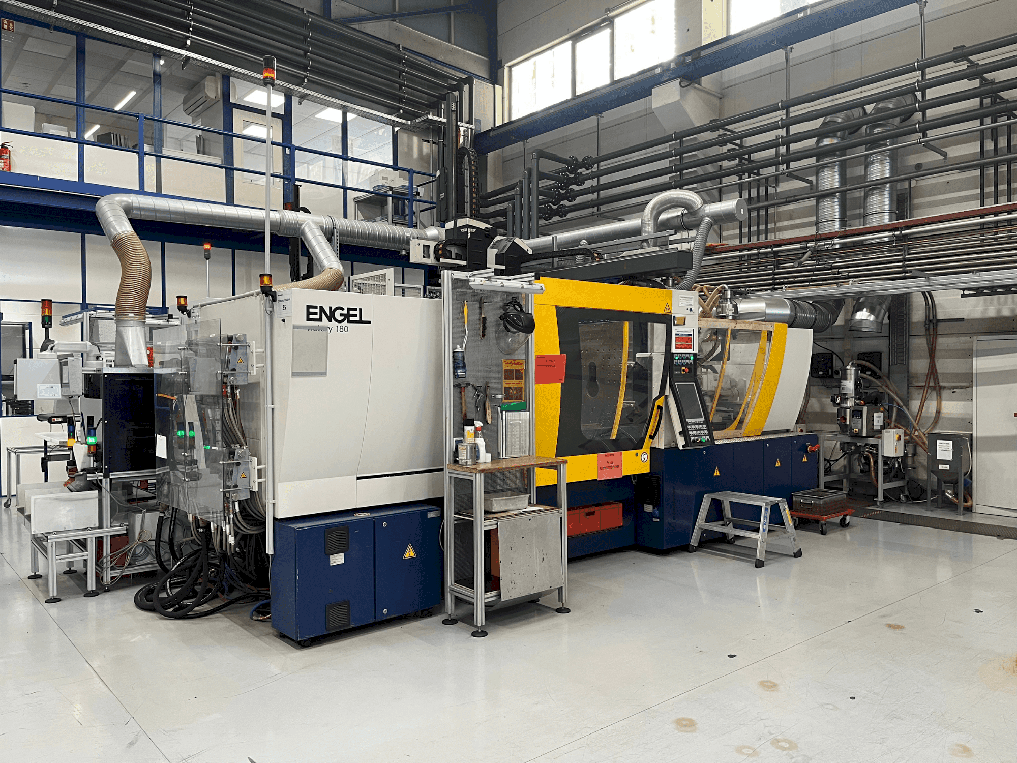 Čelní pohled  na Engel Victory 200H/60W/180 combi + Viper 40  stroj