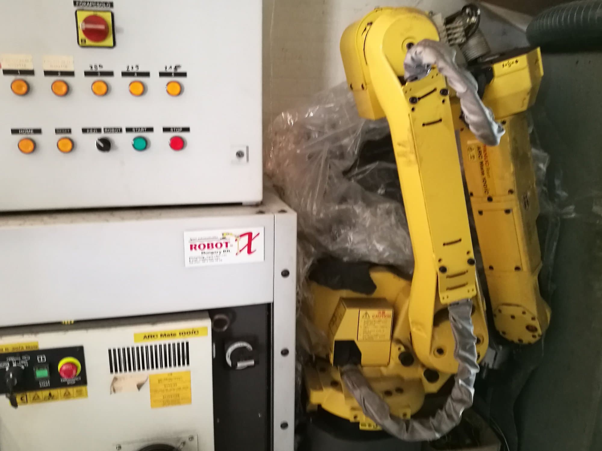 Čelní pohled  na FANUC ARC Mate 100iC stroj