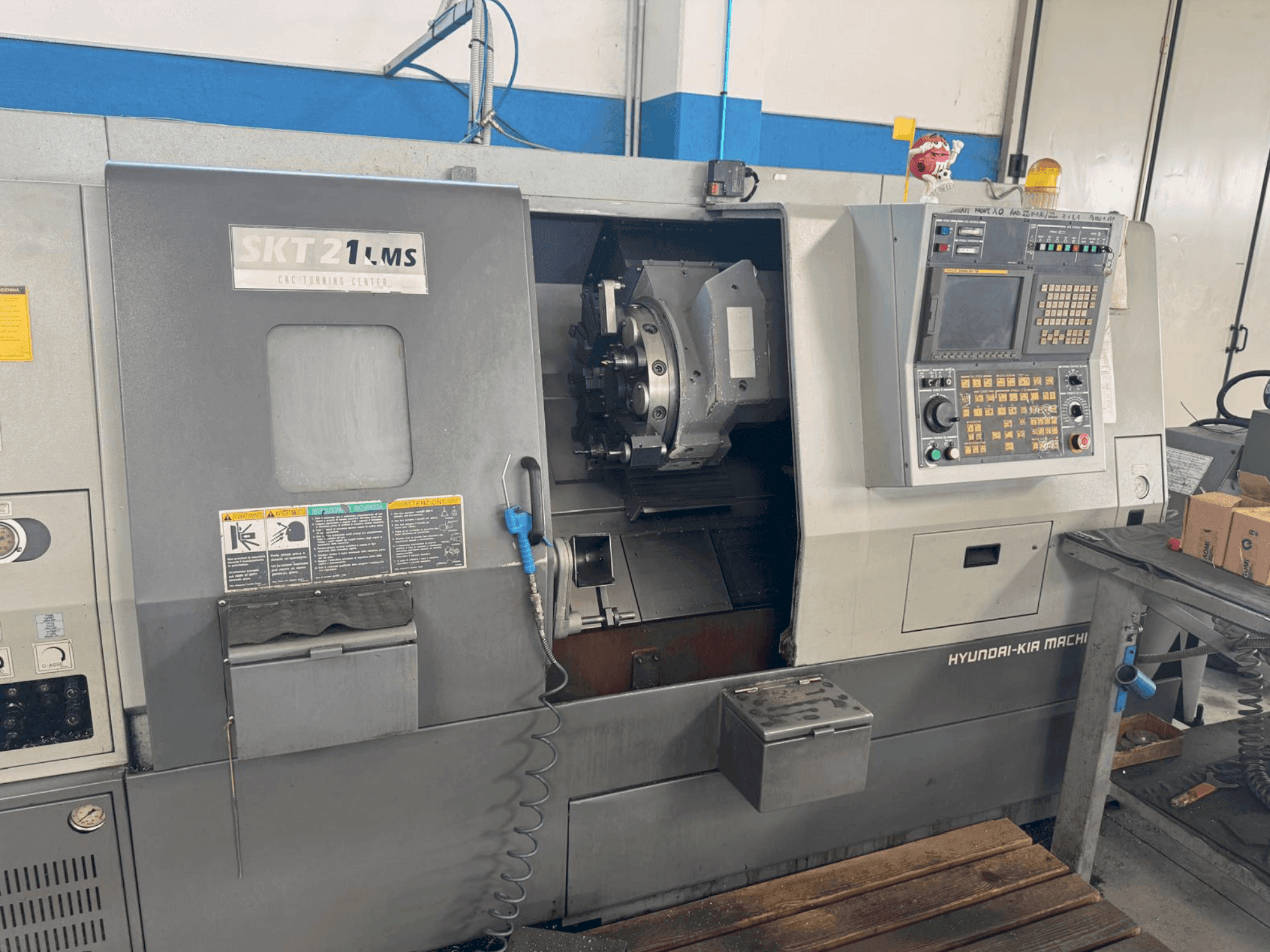 Čelní pohled  na HYUNDAI KIA SKT 21 LMS  stroj