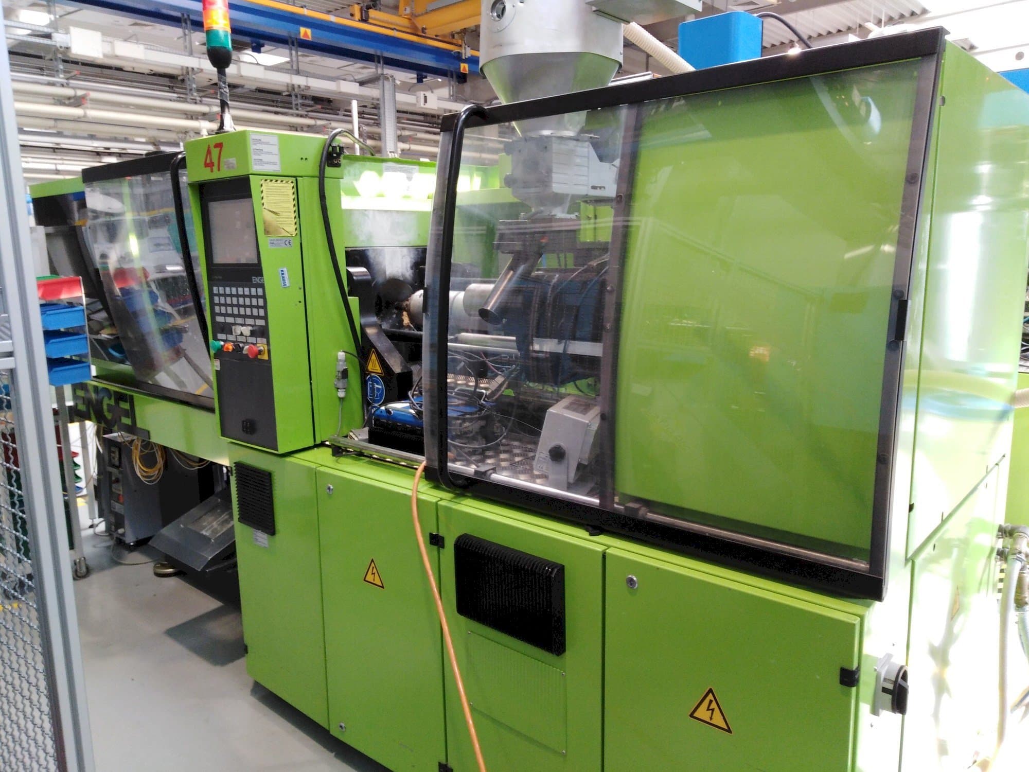 Čelní pohled  na ENGEL Victory 330/80 Focus  stroj