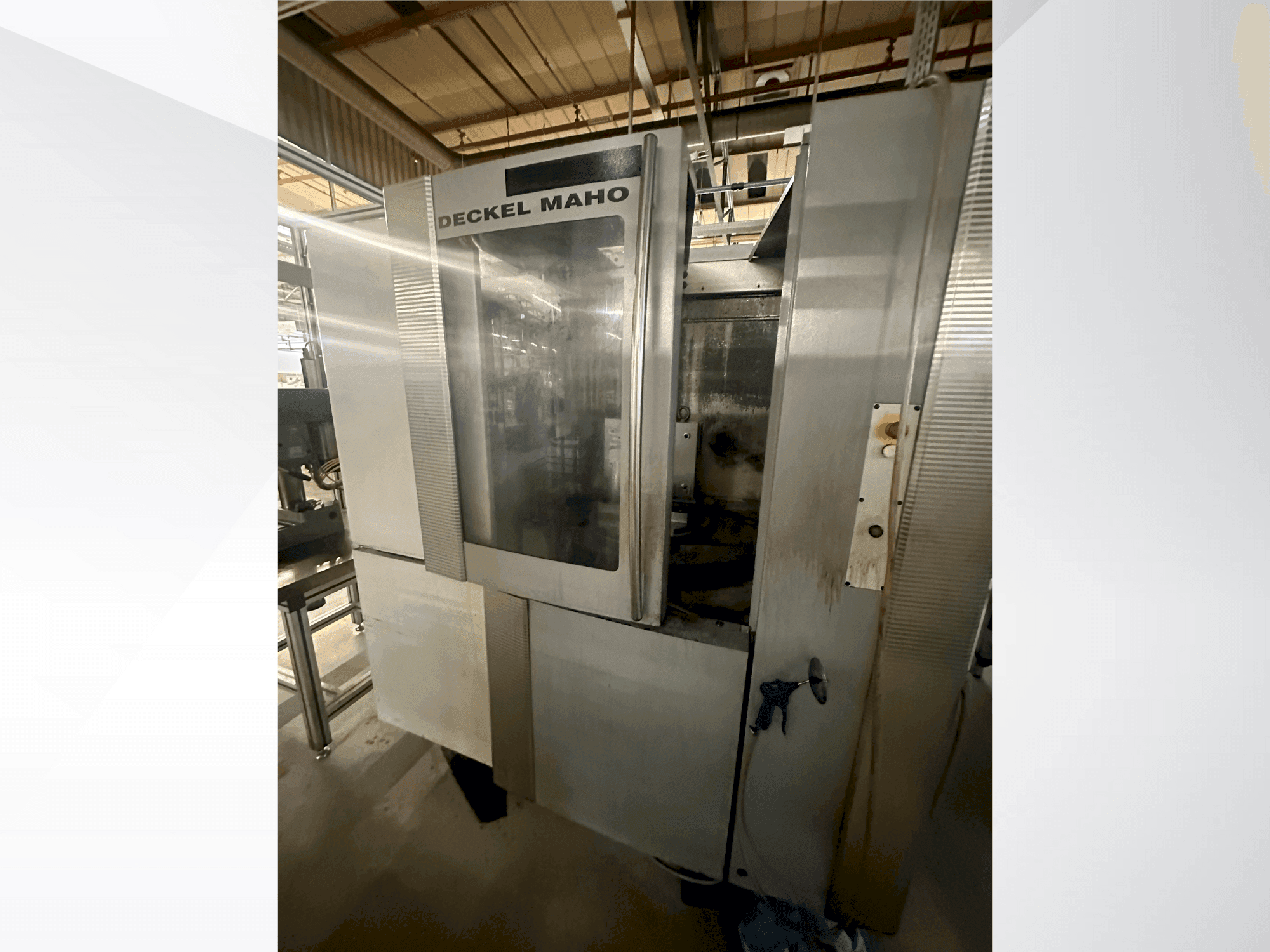 Čelní pohled  na DECKEL MAHO DMC 50H  stroj