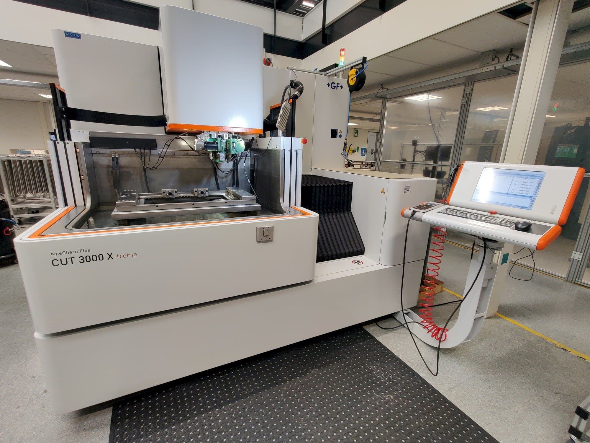 Čelní pohled  na GF AgieCharmilles CUT 3000 X  stroj