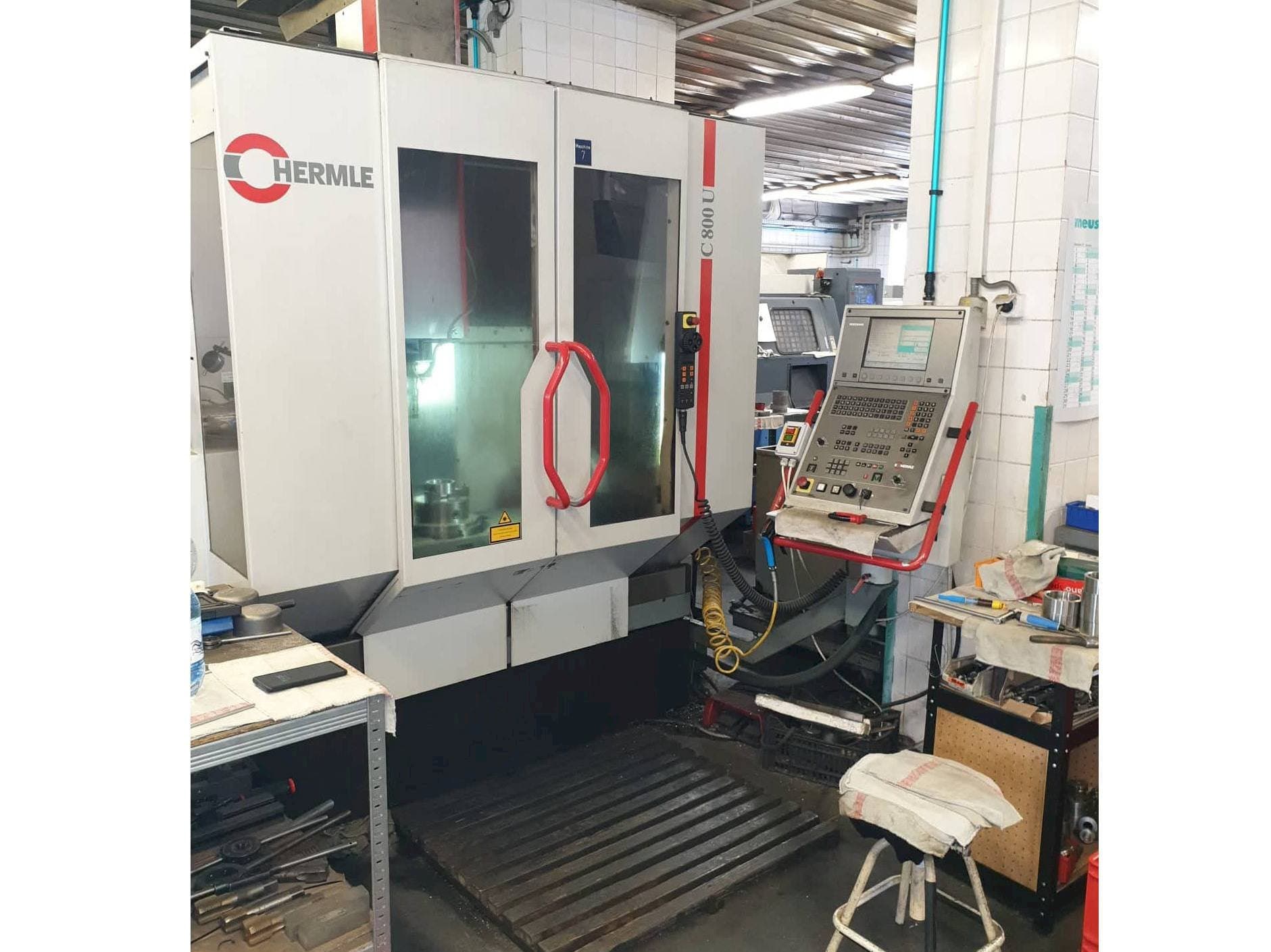 Čelní pohled  na HERMLE C800 U  stroj