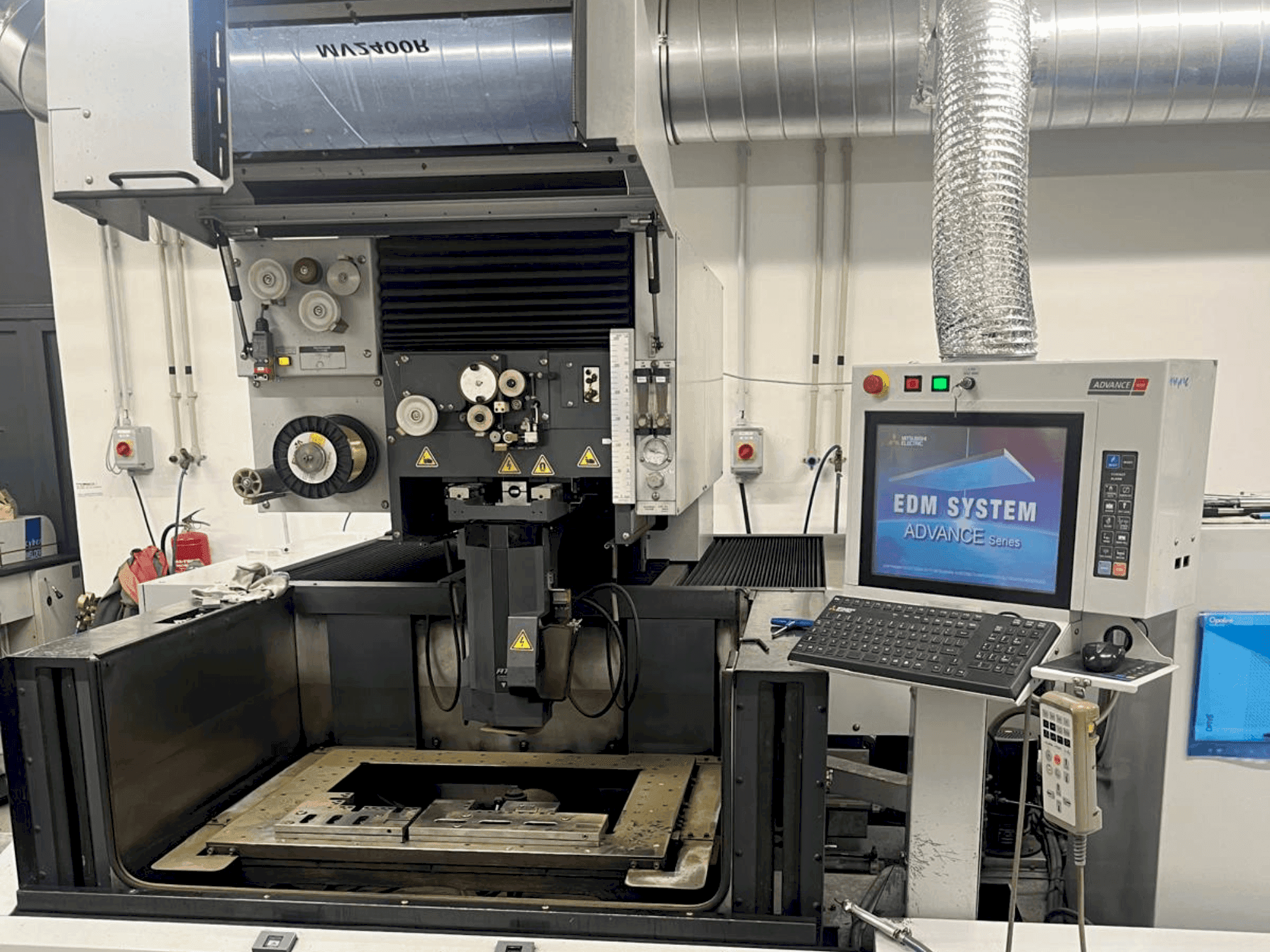 Čelní pohled  na Mitsubishi MV2400 R  stroj