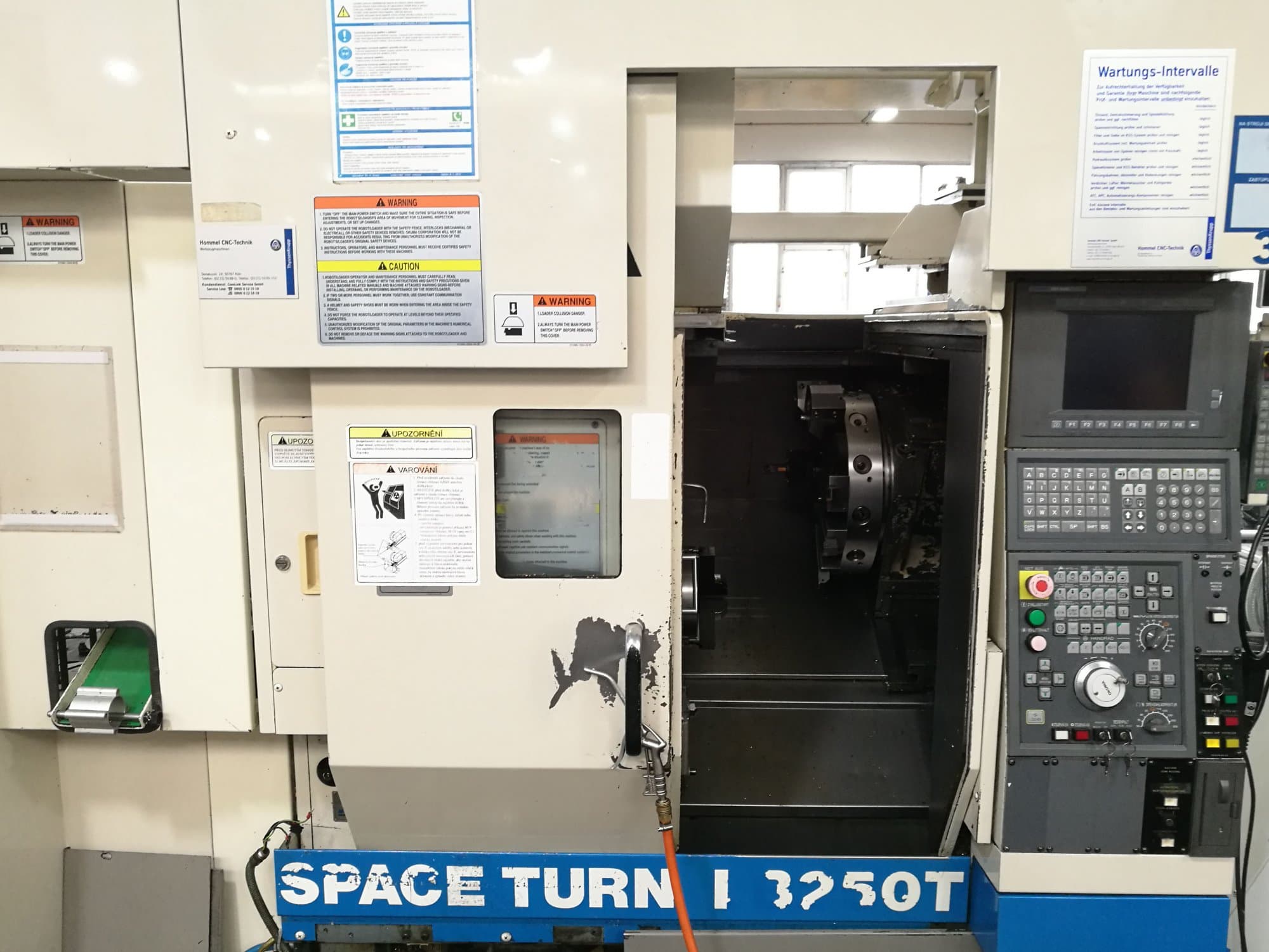 Čelní pohled  na Okuma SPACE TURN LB250T stroj