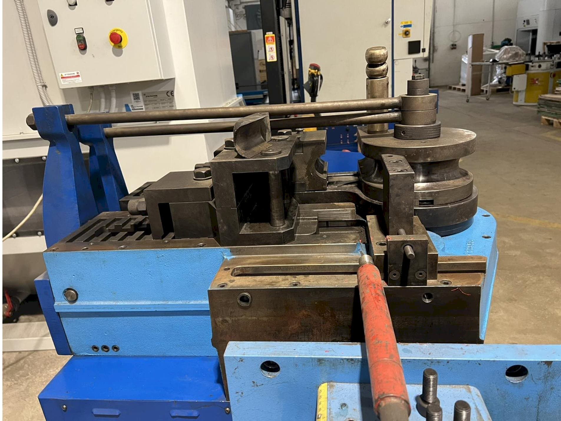 Levý boční pohled  na CBC Uni 90  stroj