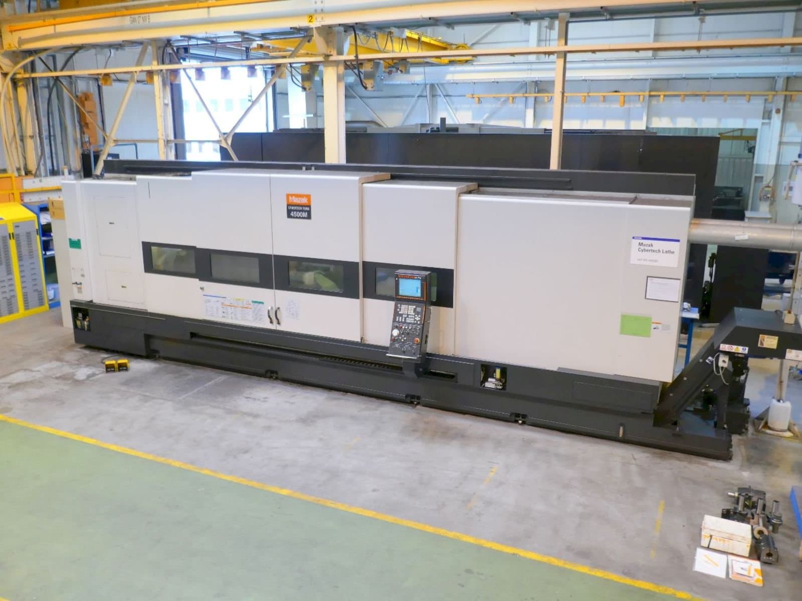 Čelní pohled  na Mazak CYBERTECH TURN 4500M  stroj