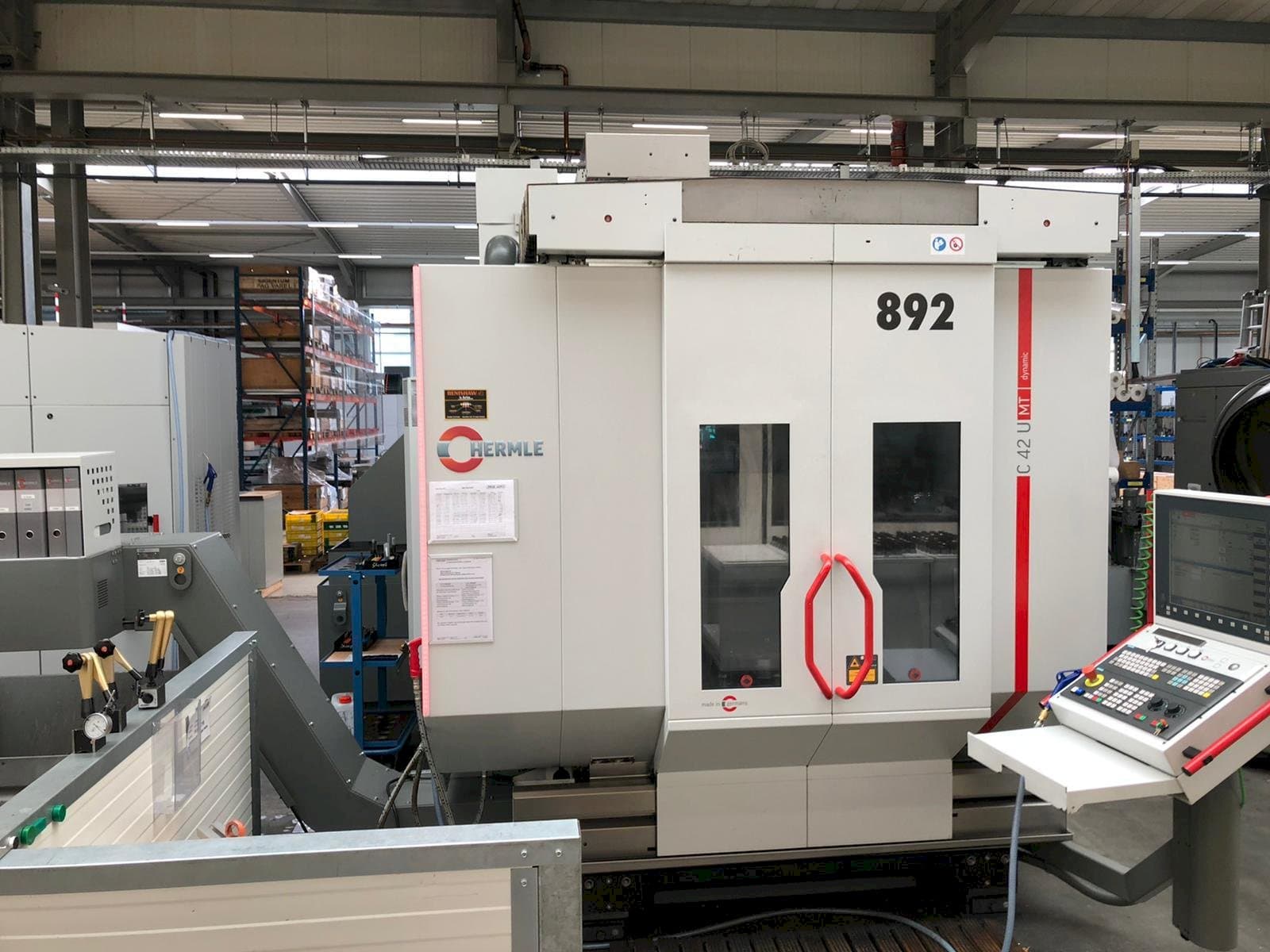Čelní pohled  na HERMLE C42U MT  stroj