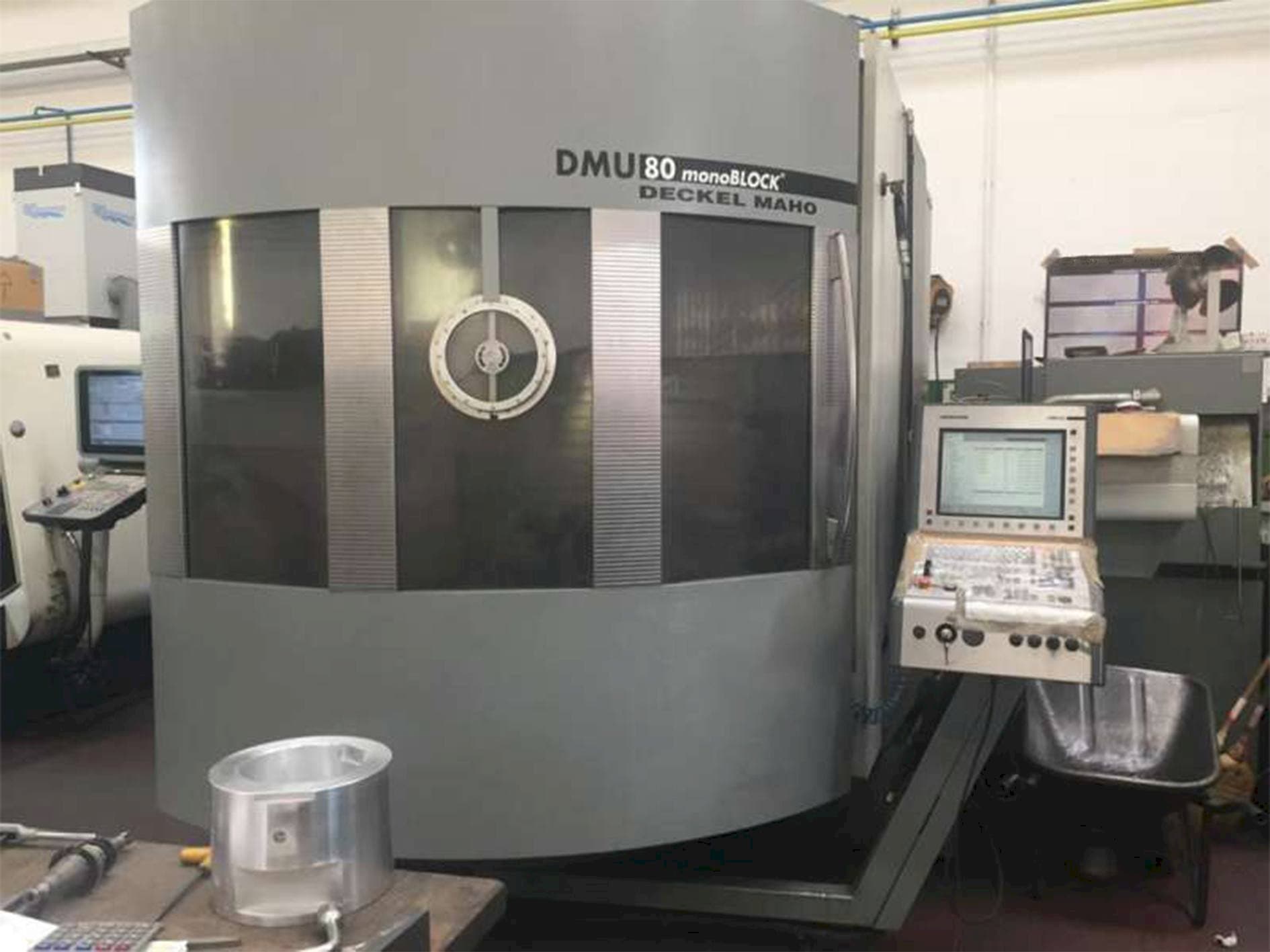 Čelní pohled  na DECKEL MAHO DMU 80 monoblock  stroj