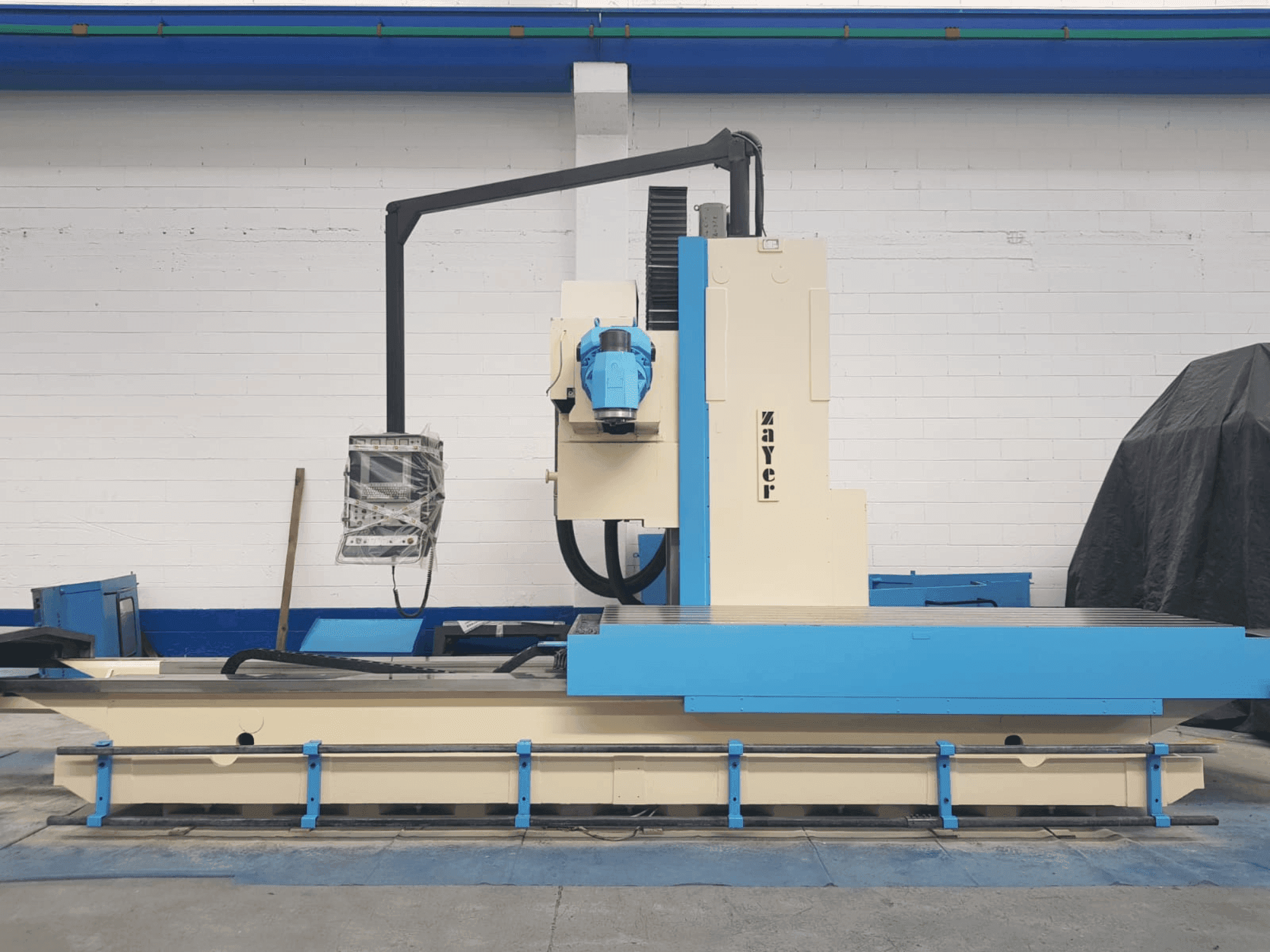 Čelní pohled  na Zayer 30KF 3000  stroj