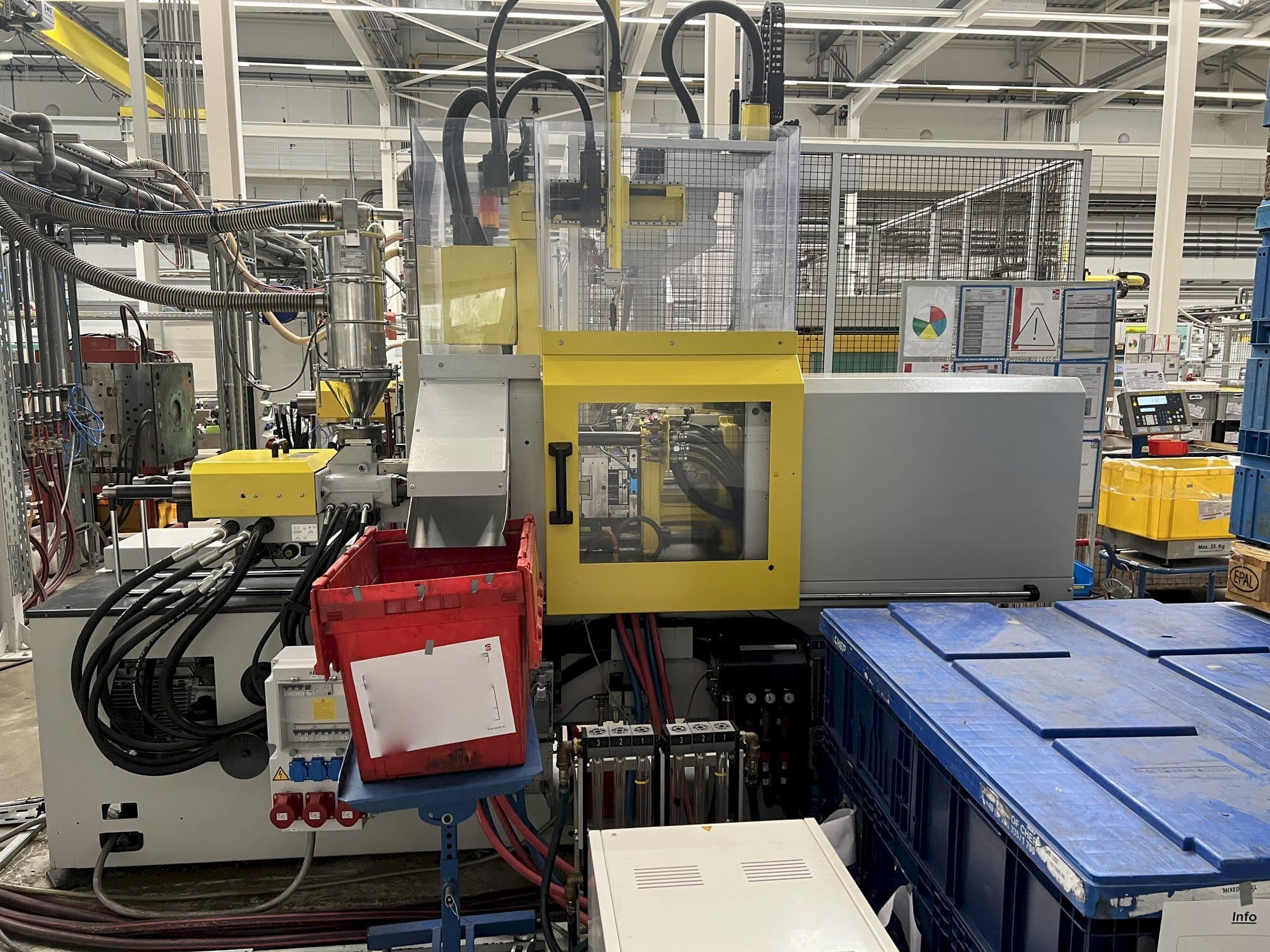 Čelní pohled  na Arburg 270S 350 - 70  stroj