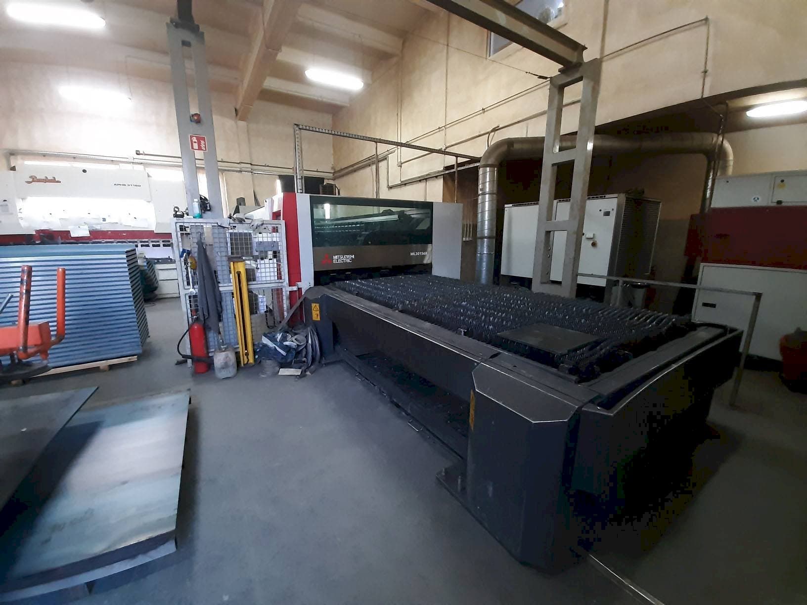 Čelní pohled  na Mitsubishi ML3015 eX(S2)-450F-R  stroj