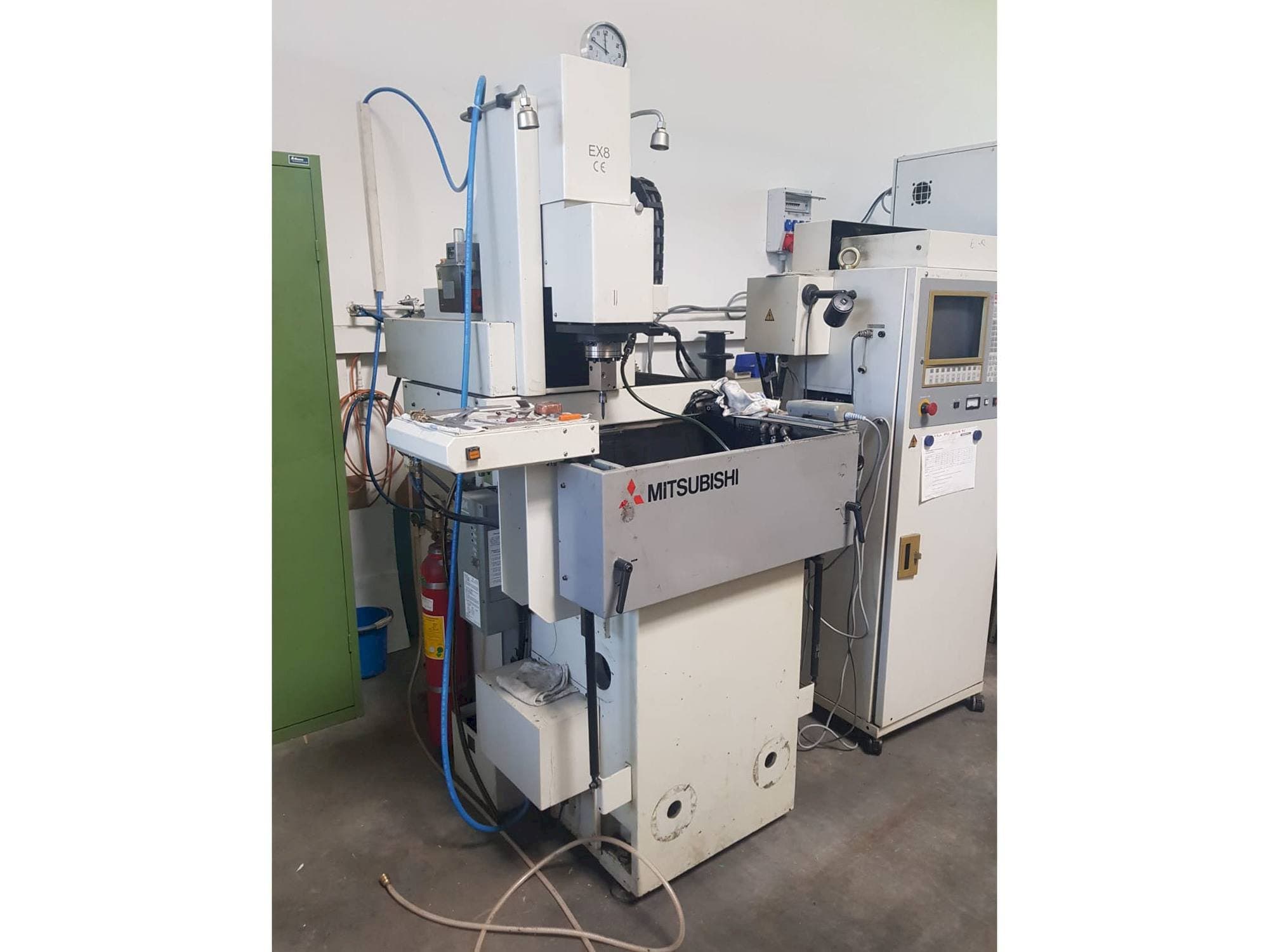 Čelní pohled  na Mitsubishi EX 8  stroj